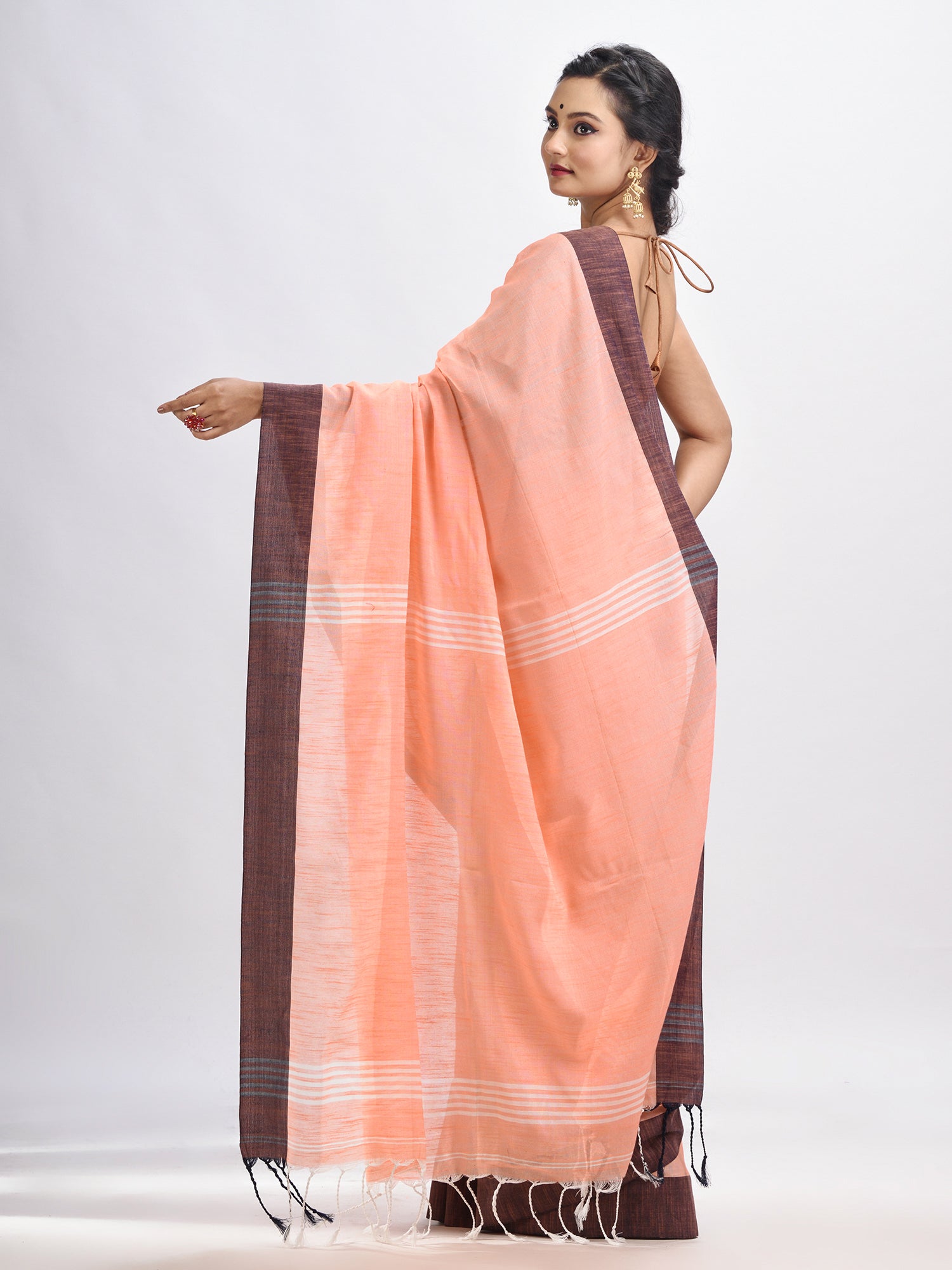 Women's Peach cotton solid body handloom saree - Angoshobha