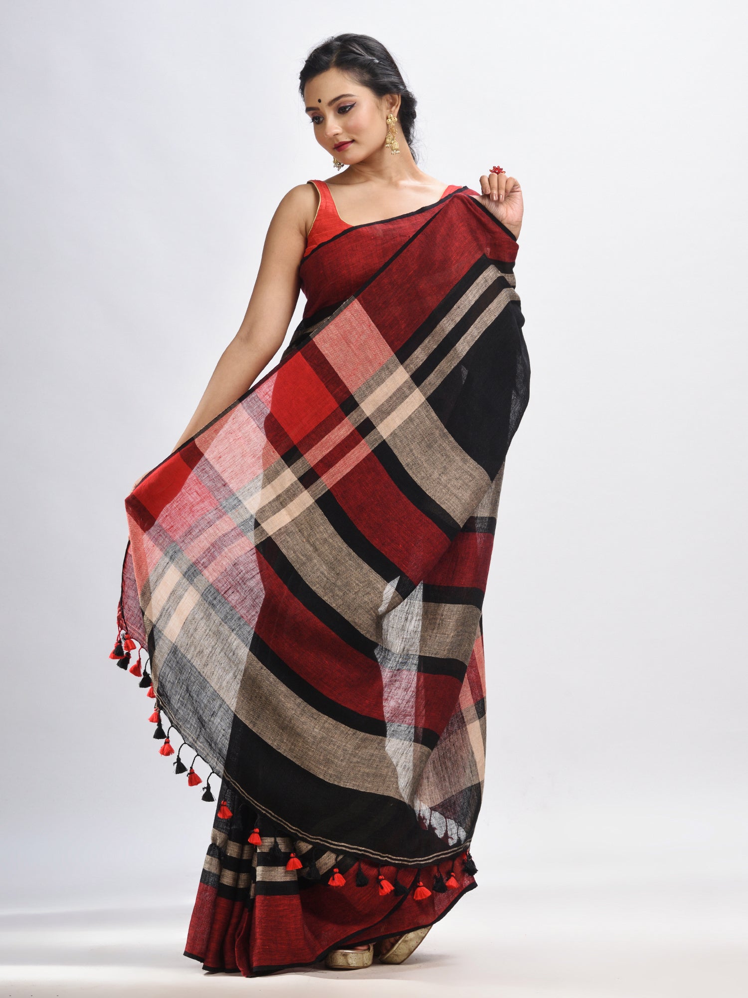 Women's Black with multi colour pallu handwoven linen saree - Angoshobha