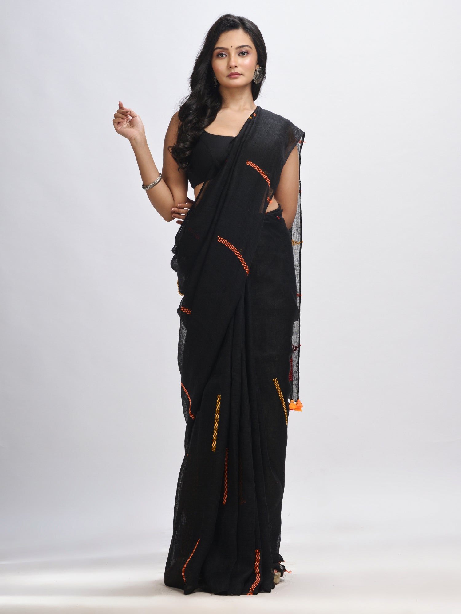 Women's Black kantha stitch handwoven linen saree - Angoshobha