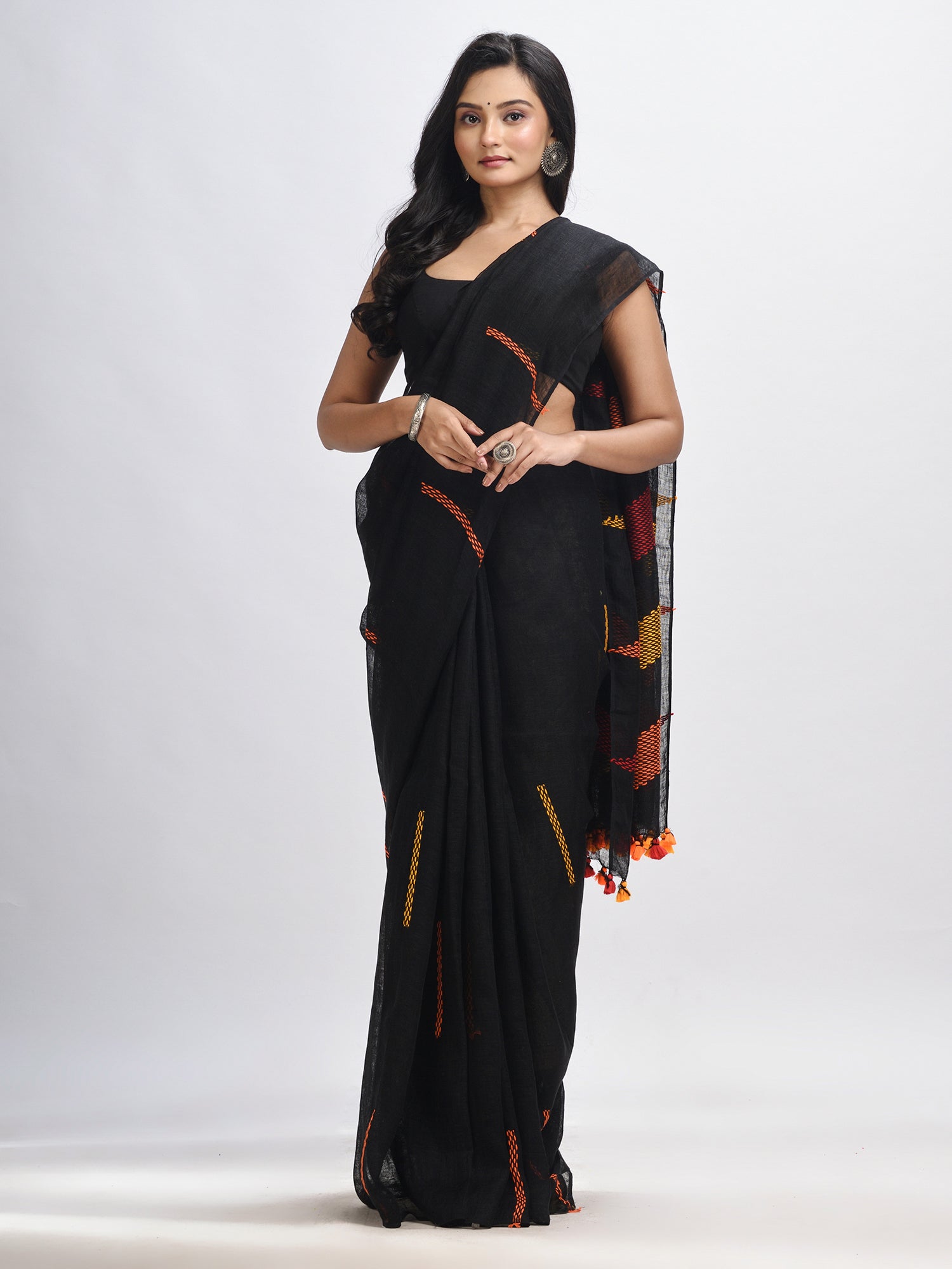 Women's Black kantha stitch handwoven linen saree - Angoshobha