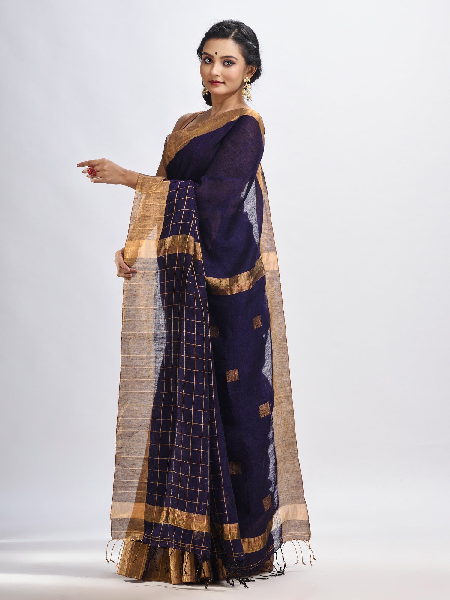 Women's Violet linen half check and huff solid body jamdani saree - Angoshobha