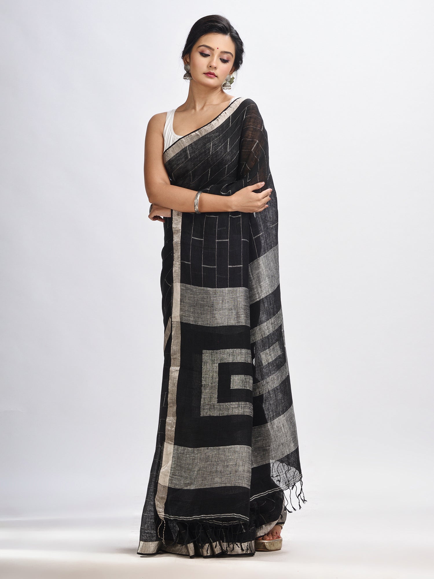 Women's Black Traditional Linen Jamdani Saree - Angoshobha