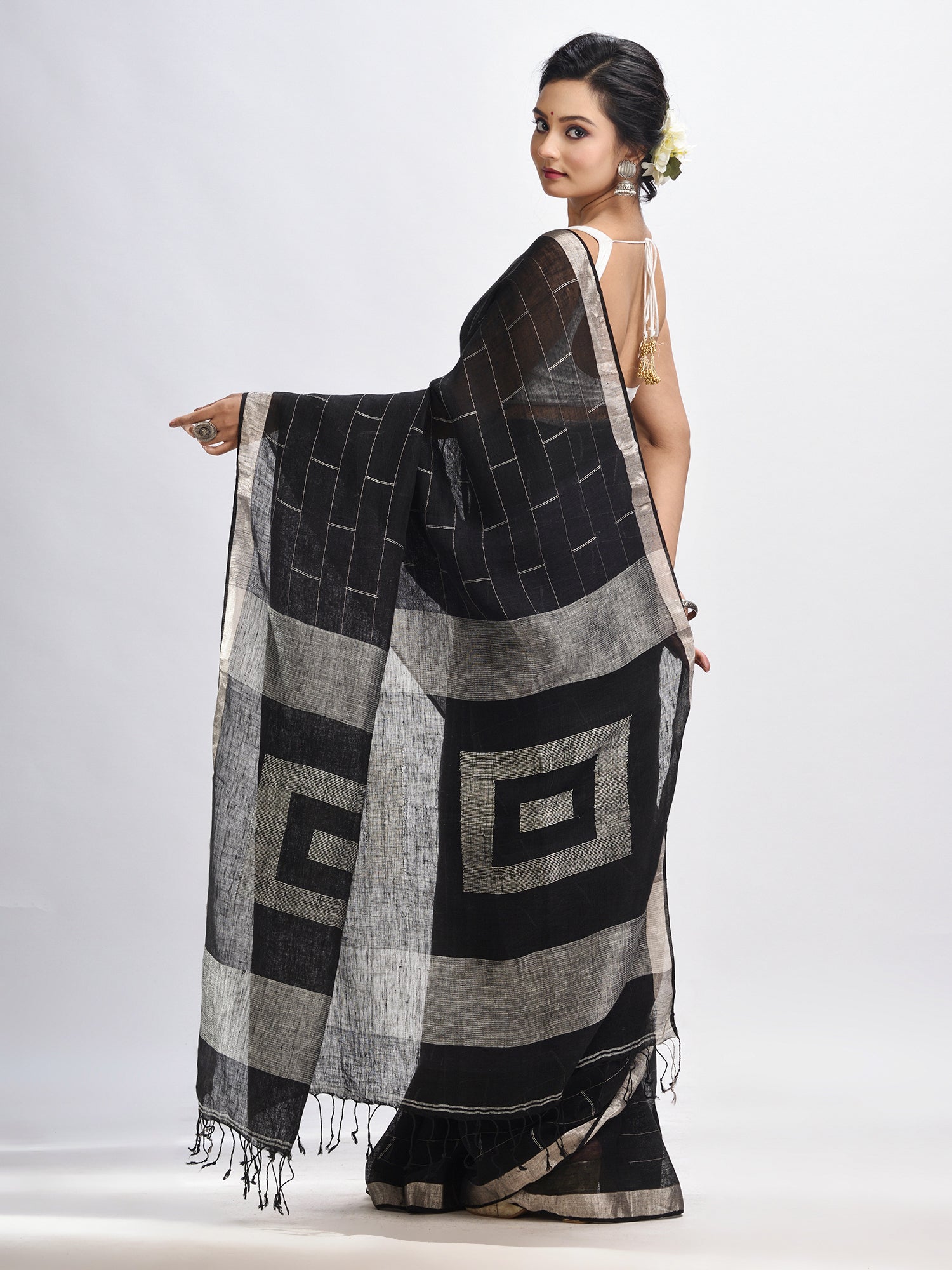 Women's Black Traditional Linen Jamdani Saree - Angoshobha