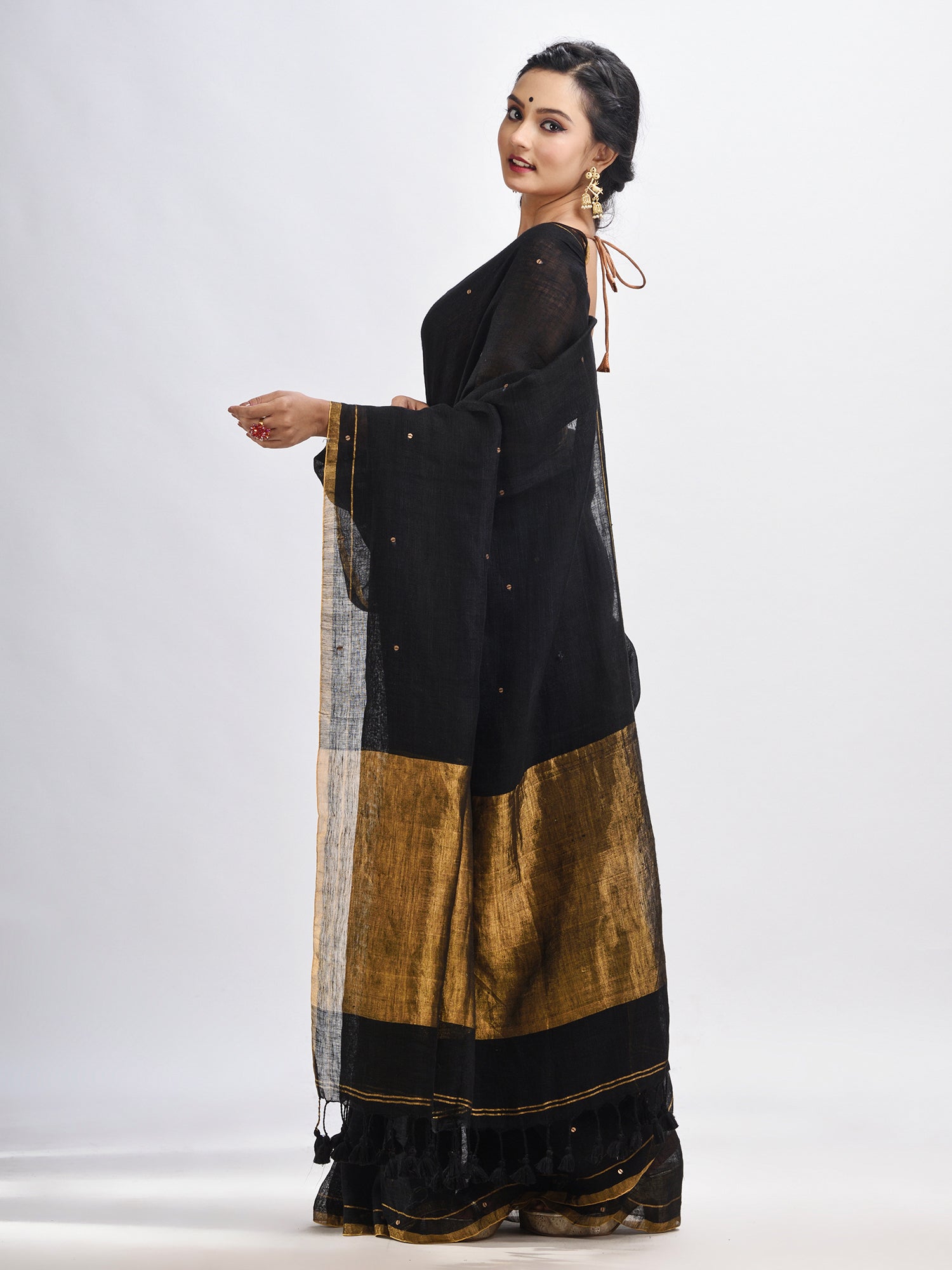 Women's Black linen all body cumki in pallu zori handloom saree - Angoshobha