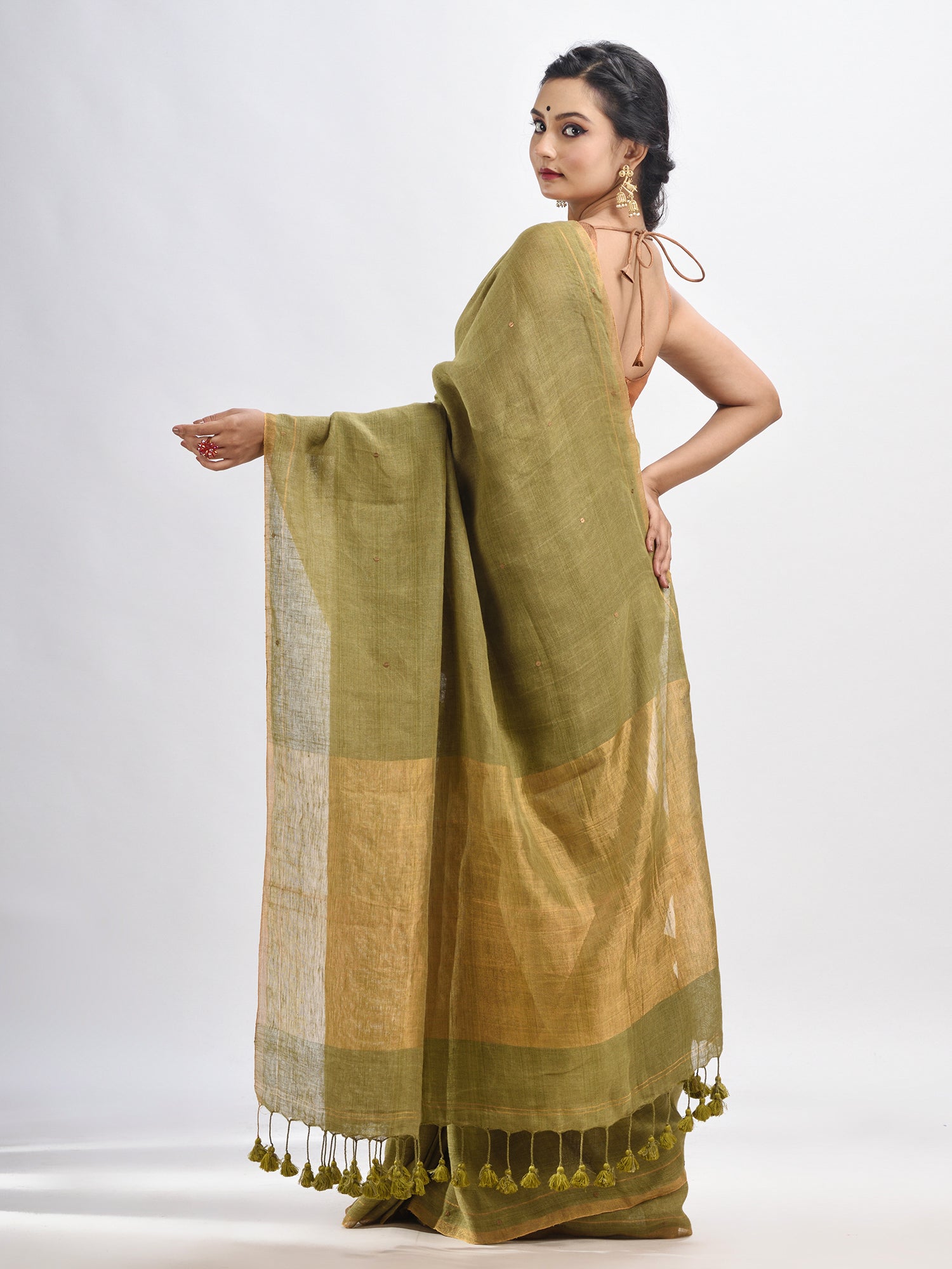 Women's green linen all body cumki in pallu zori handloom saree - Angoshobha