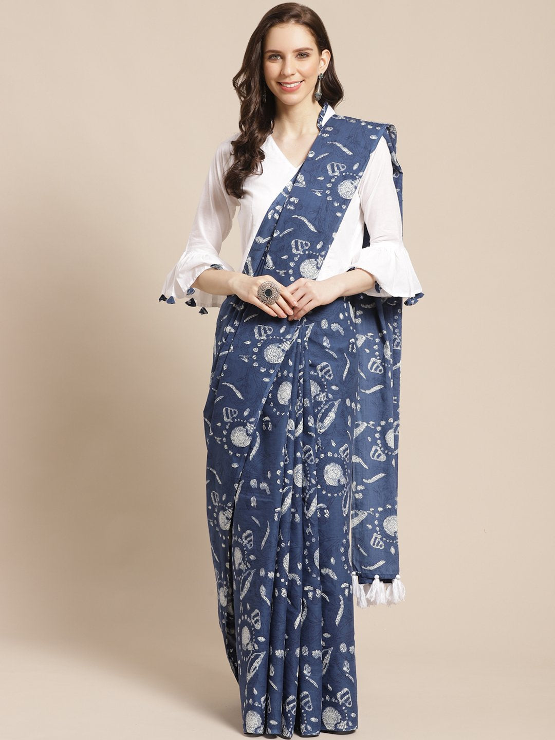 Women's White Printed Saree With Solid White 3/4Th Sleeve Bell Sleeve Blouse - Nayo Clothing