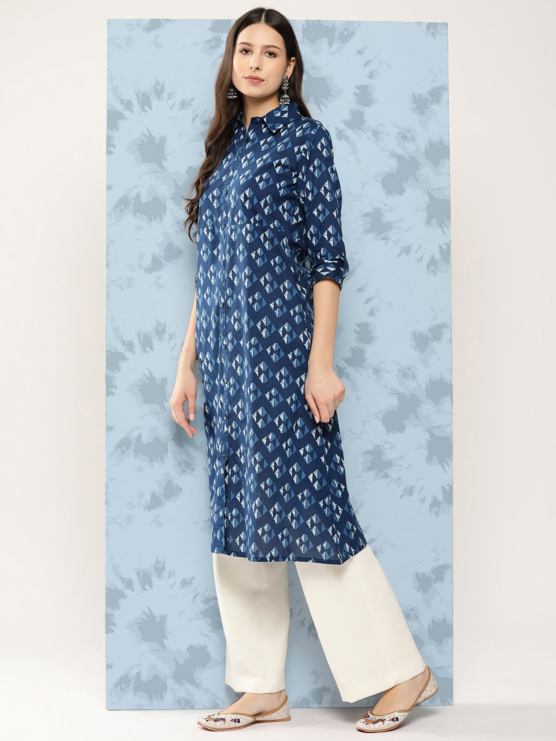 Women's Blue Geometric Printed Straight Kurta With Three Quarter Sleeves - Nayo Clothing