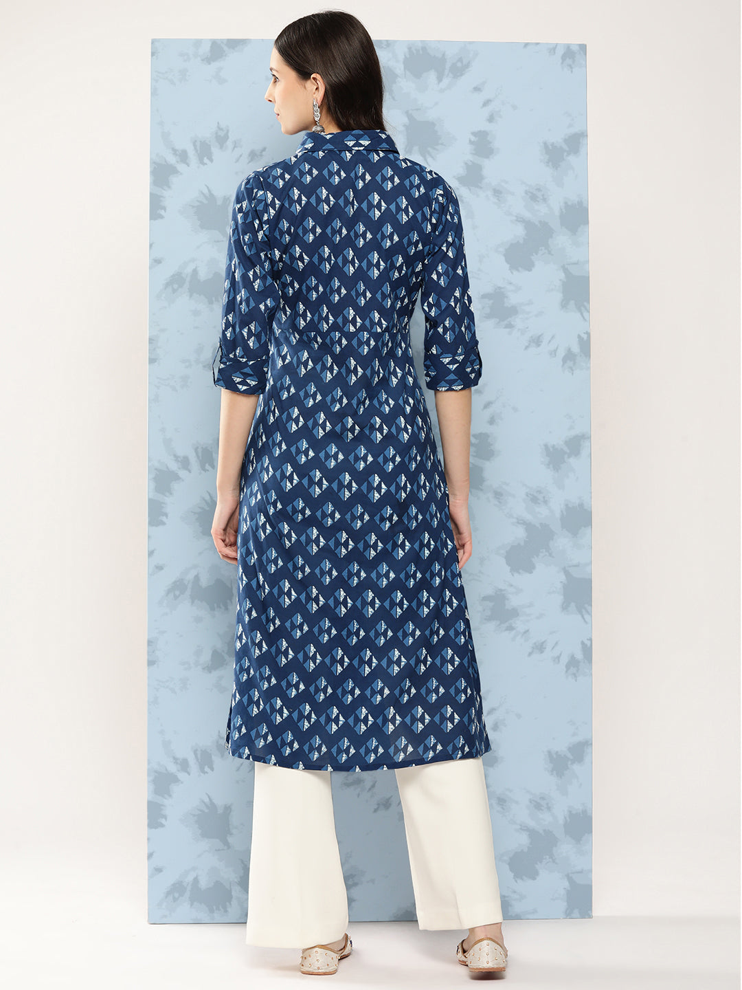 Women's Blue Geometric Printed Straight Kurta With Three Quarter Sleeves - Nayo Clothing