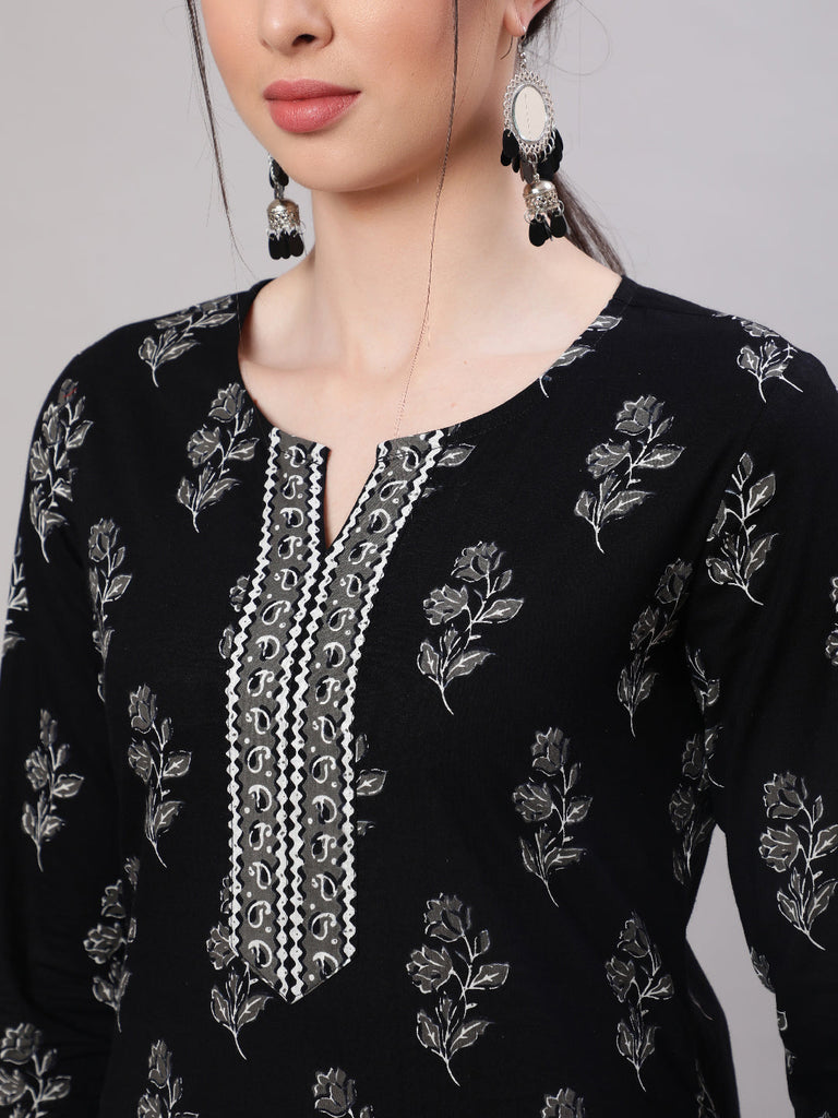 Women's Black Straight Tunic With Three Quaretr Sleeves