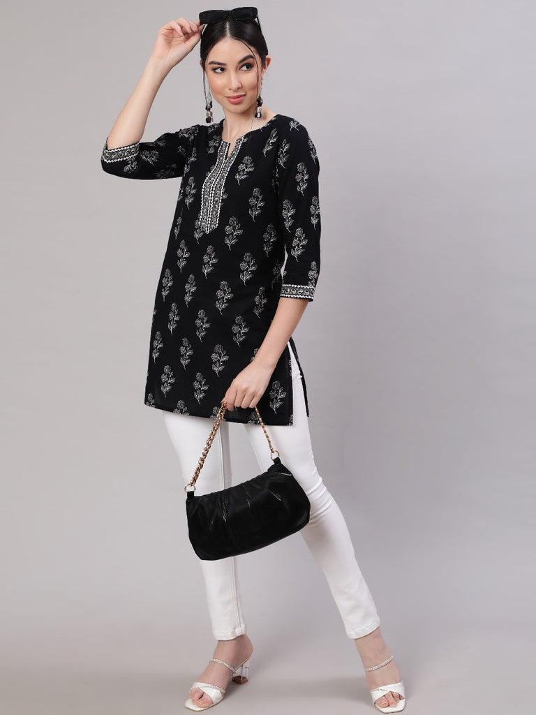 Women's Black Straight Tunic With Three Quaretr Sleeves