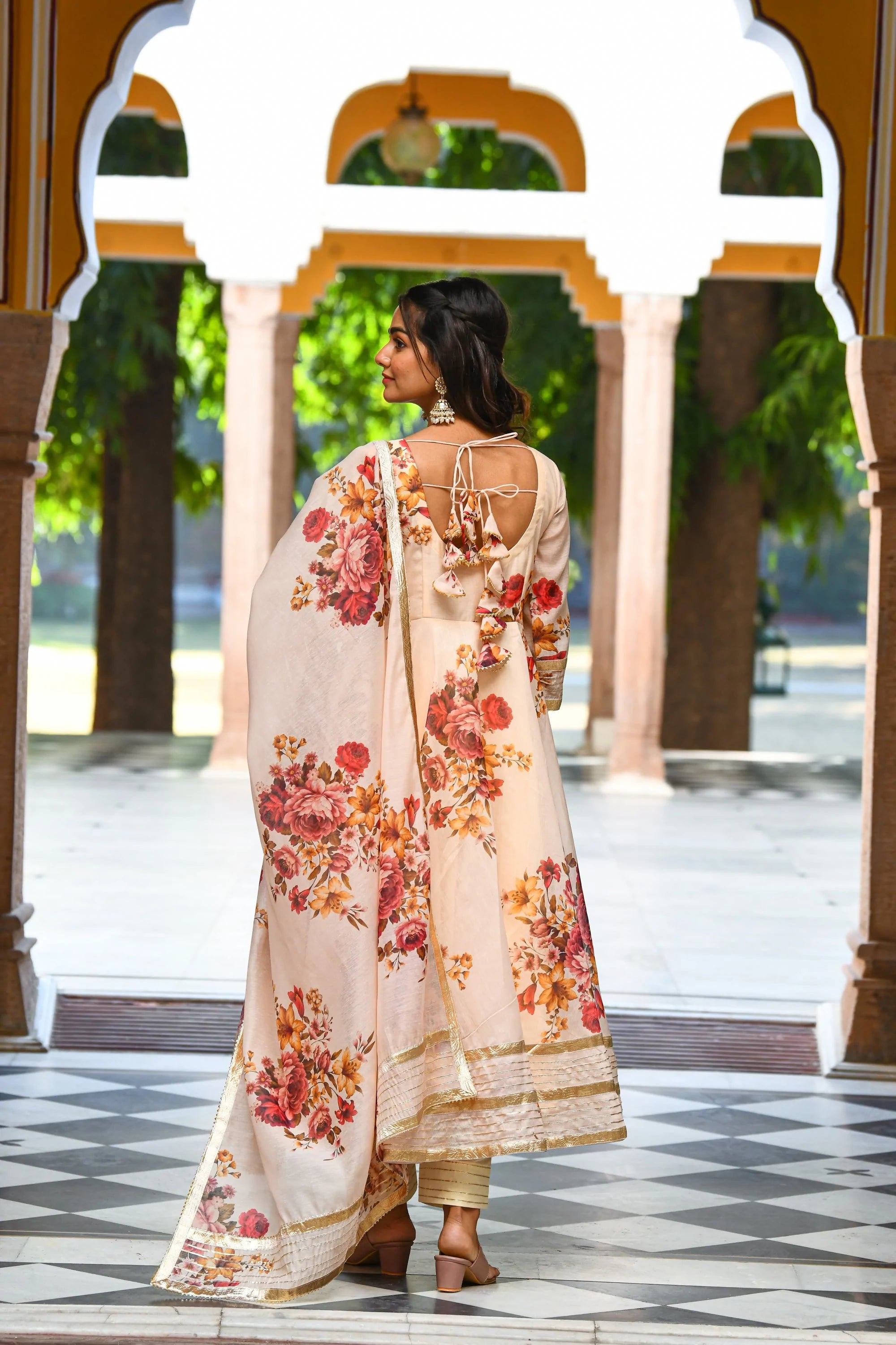 Women's Cream Floral Anarkali Kurta Set With Dupatta - Saras Th