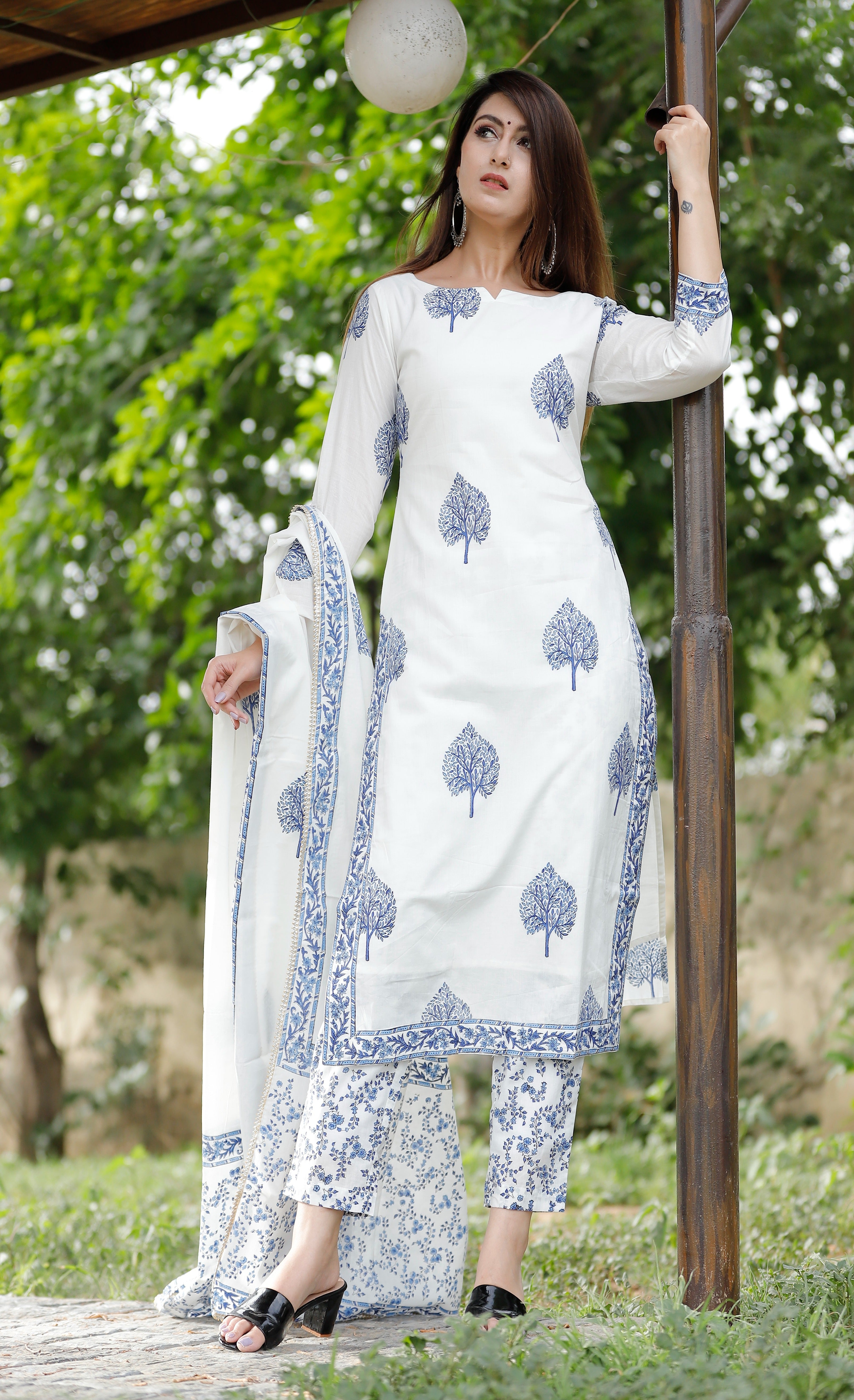 Women's Off White And Blue Hand Block Kurta Pant Set - Geeta Fashion