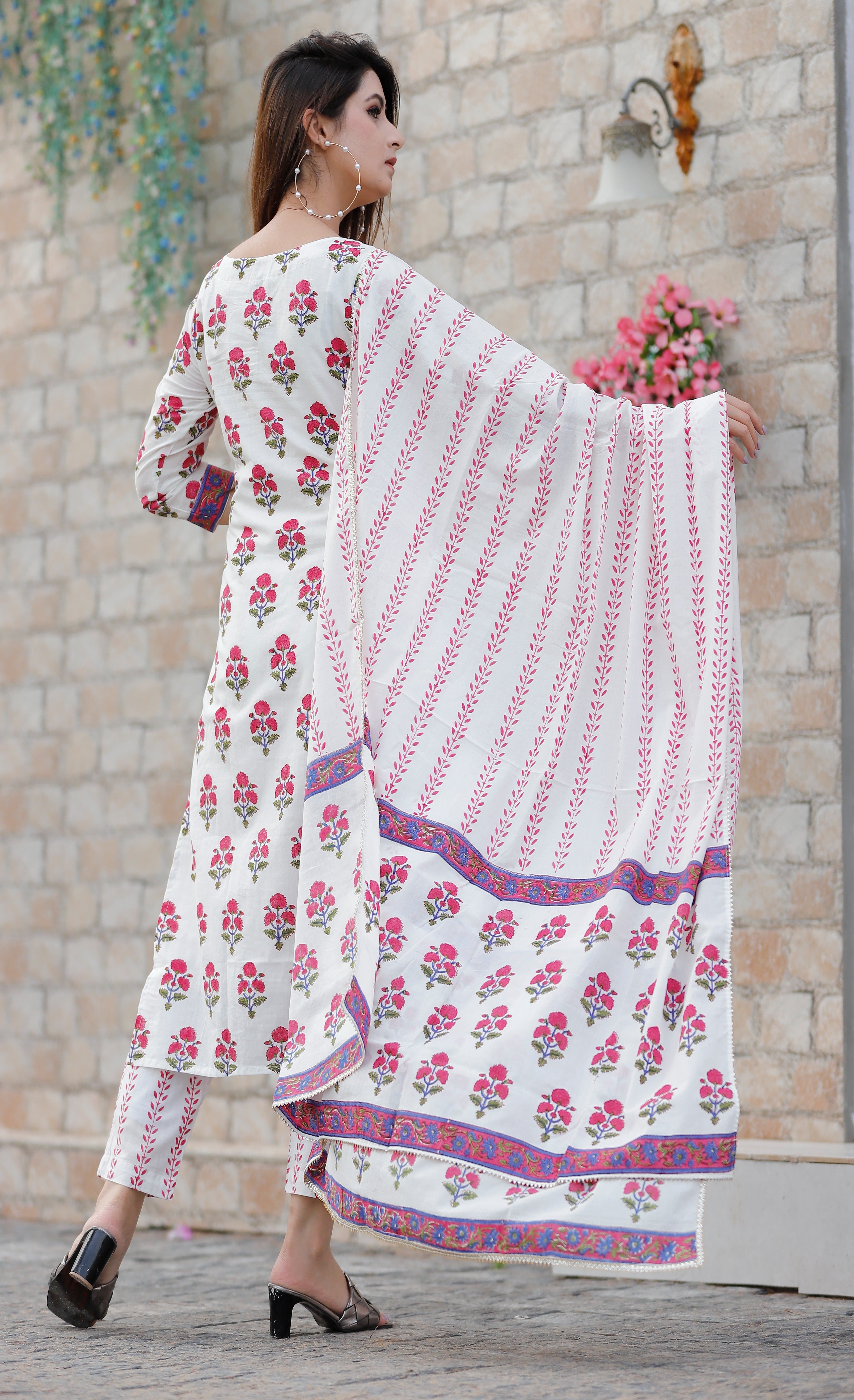 Women's Off White And Pink Hand Block Kurta Pant Set - Geeta Fashion