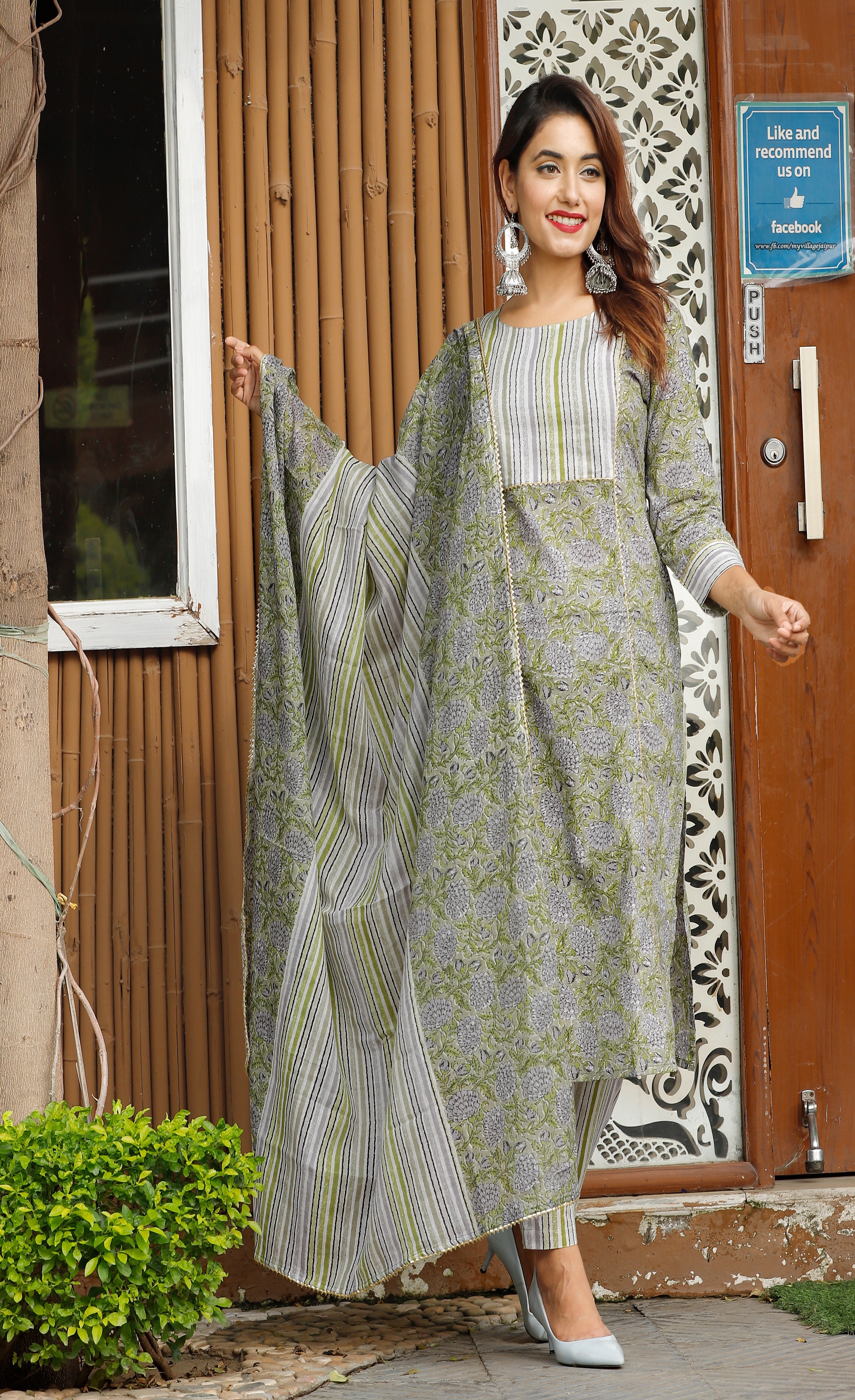Women's Grey Floral Printed Kurta Pant Set - Geeta Fashion