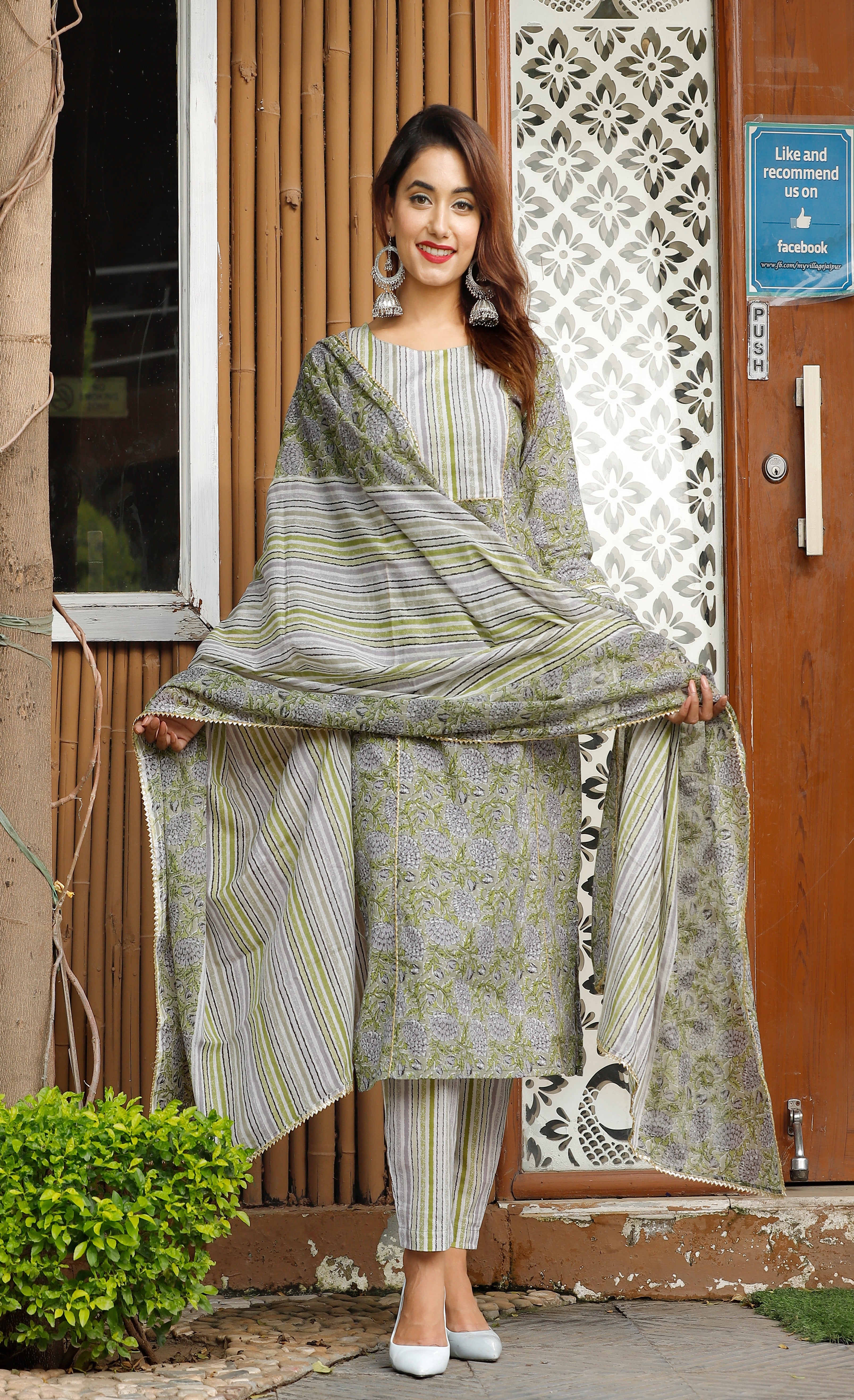 Women's Grey Floral Printed Kurta Pant Set - Geeta Fashion