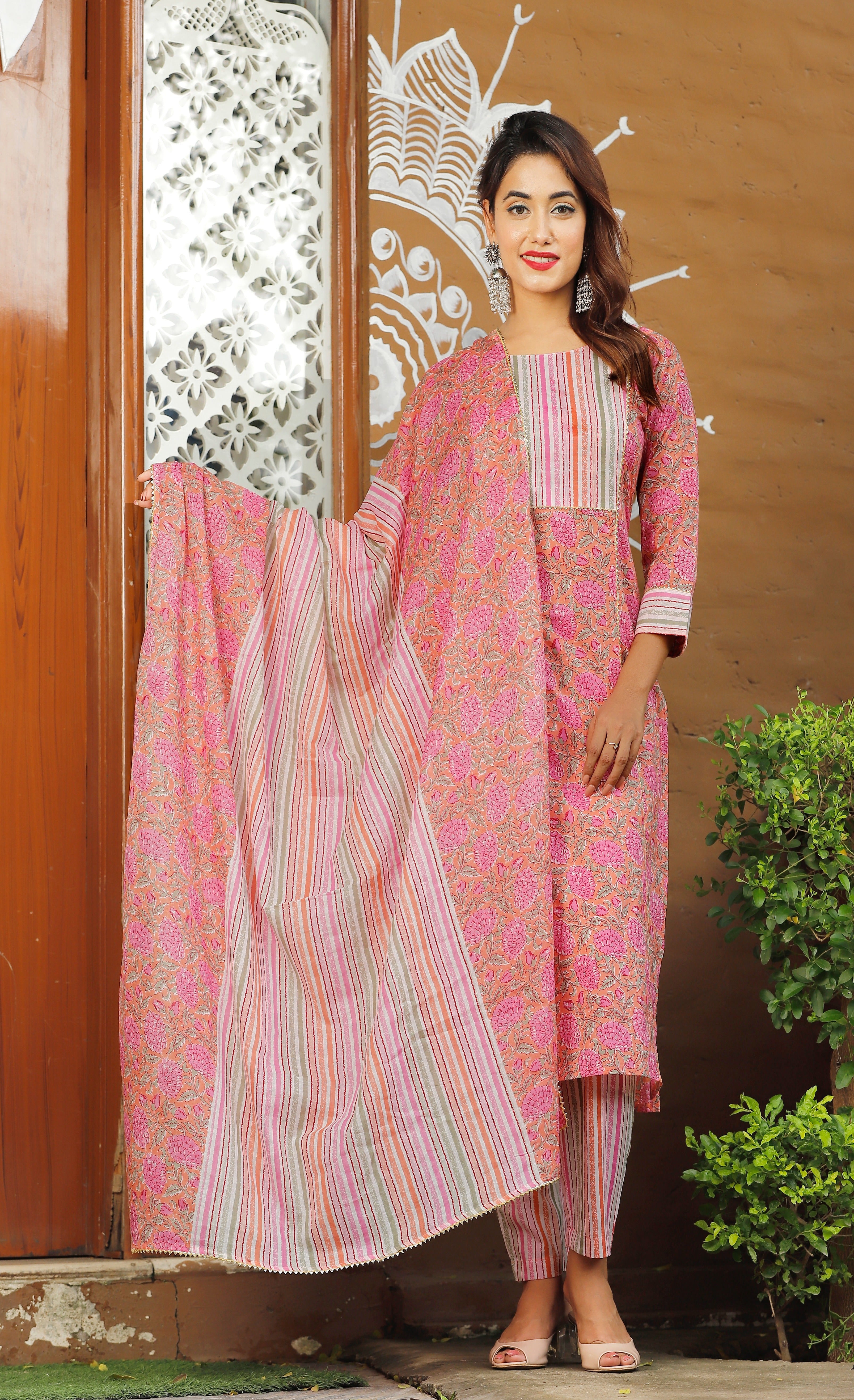Women's Peach Floral Printed Kurta Pant Set - Geeta Fashion
