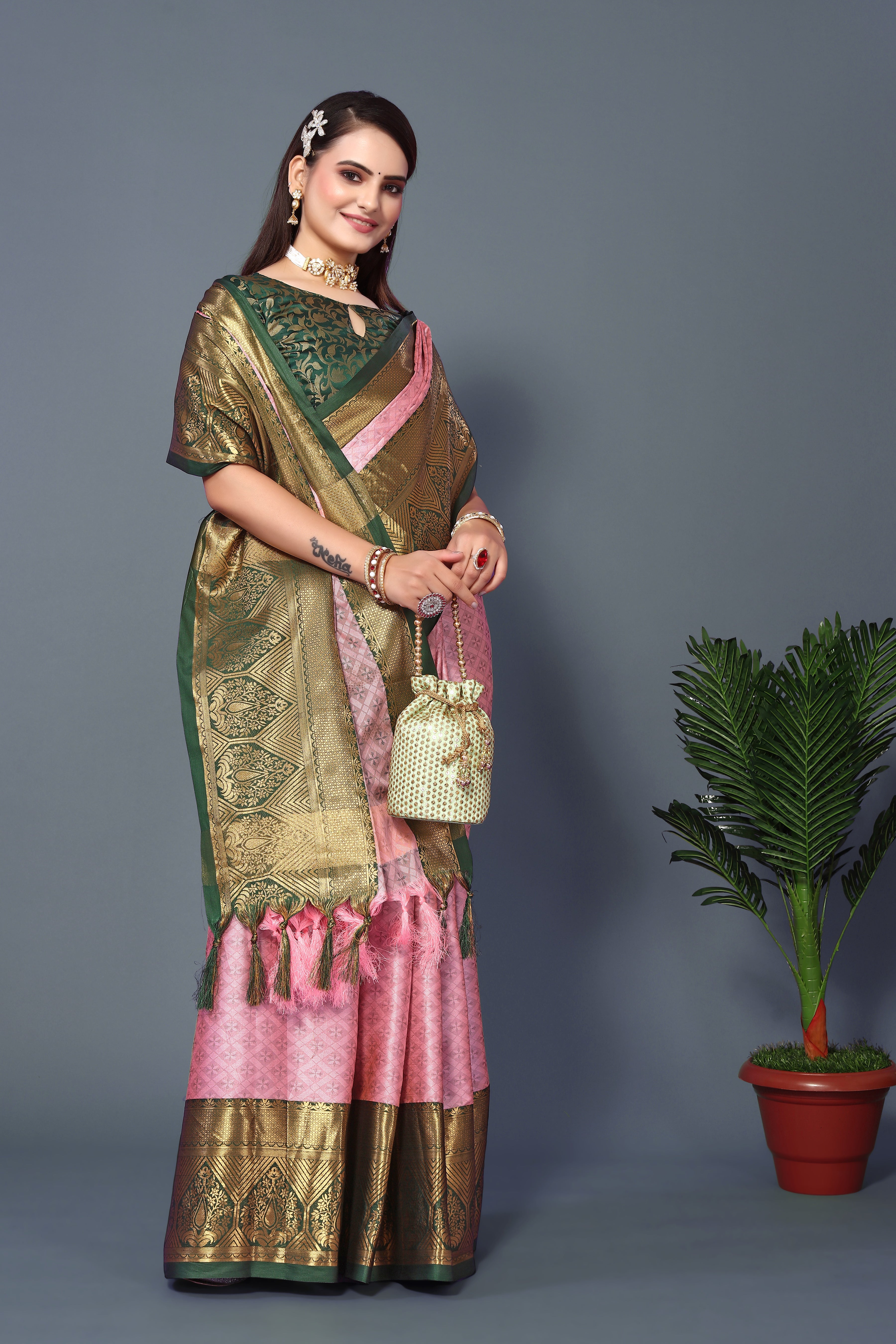 Women's Light Pink Smiya Silk Saree - Dwija Fashion