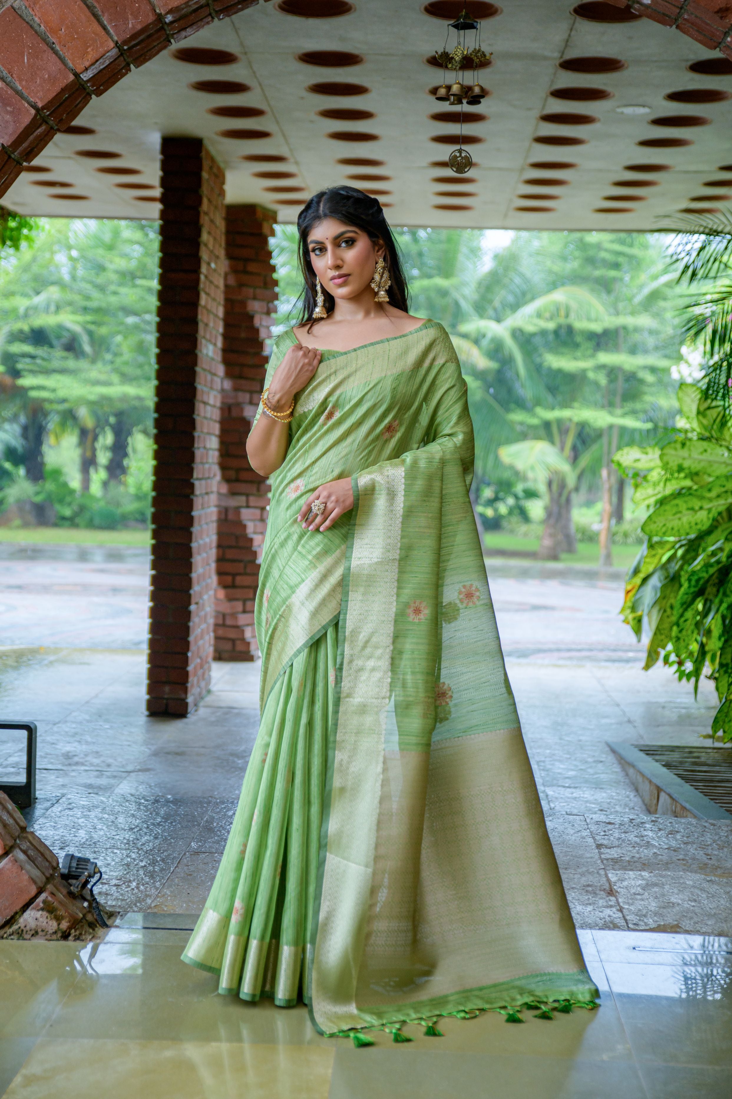 Women's Green Woven South Silk Saree With Tassels - Vishnu Weaves