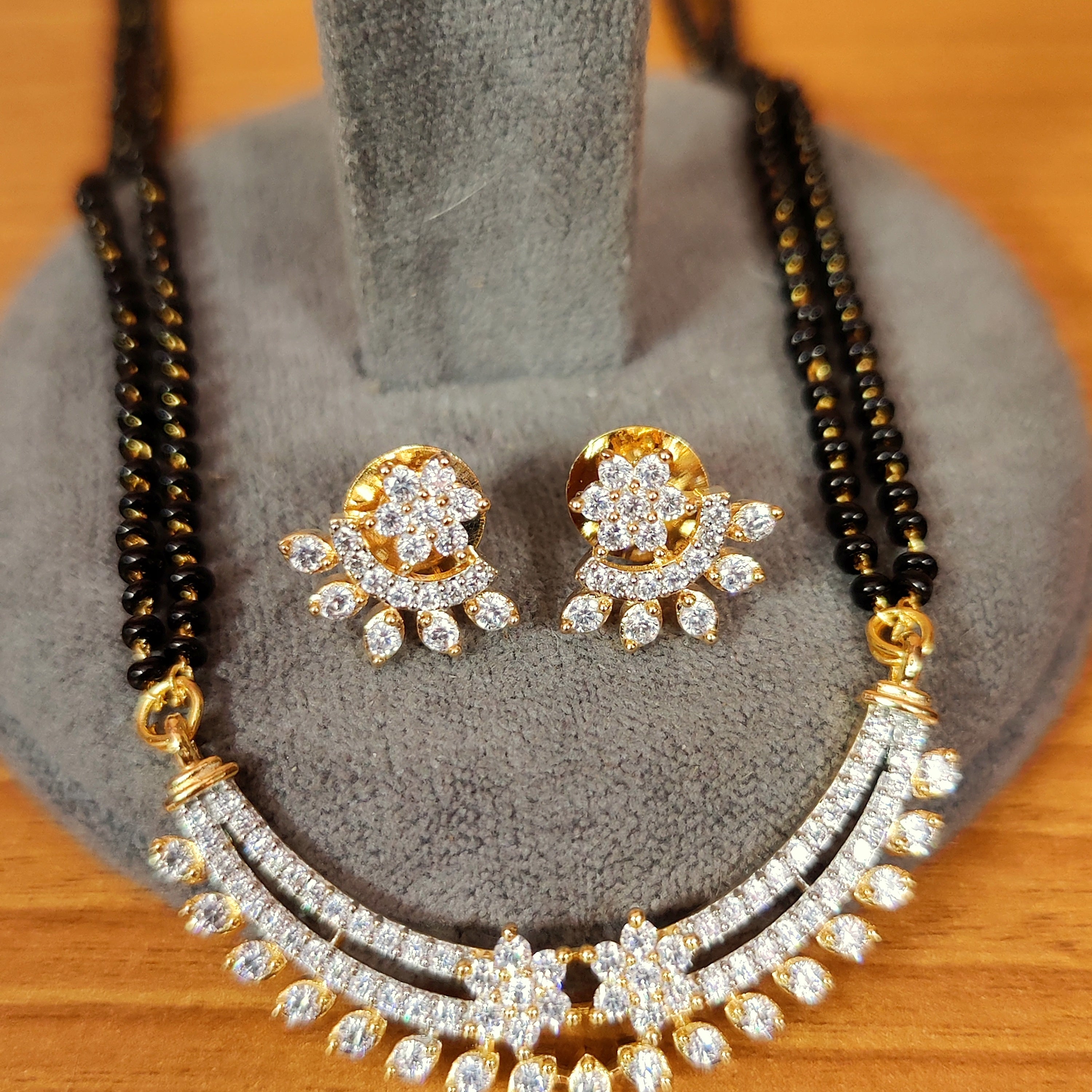Women 's Real Diamond Pattern Gold Plated Mangalsutra - Sanvi Jewels