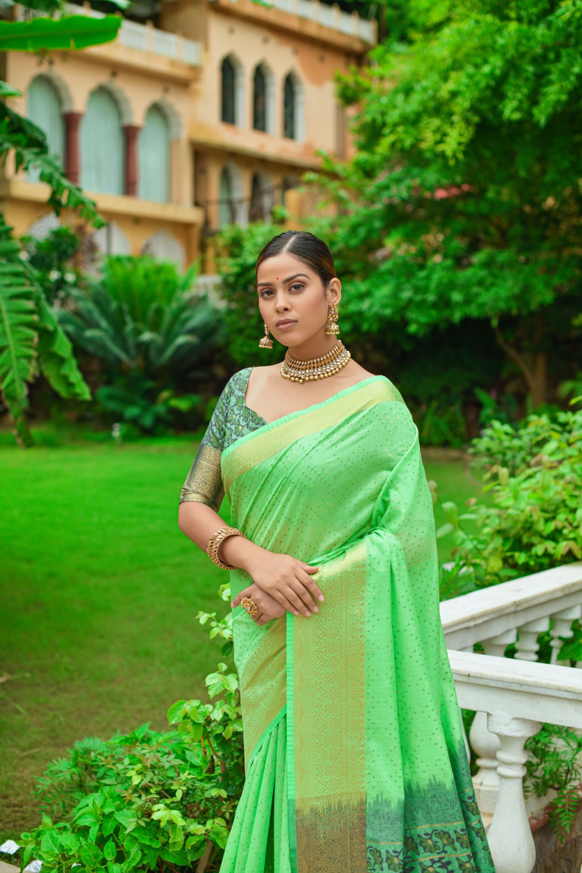 Women's Green Woven Linen Saree with Tassels - Vishnu Weaves