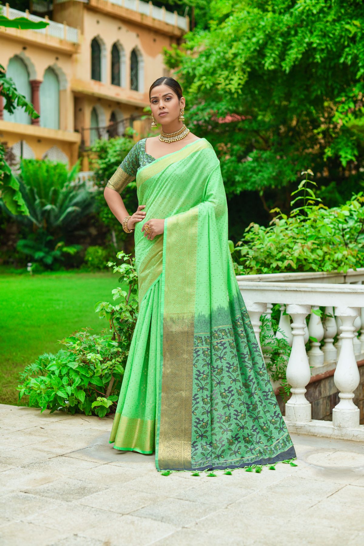Women's Green Woven Linen Saree with Tassels - Vishnu Weaves