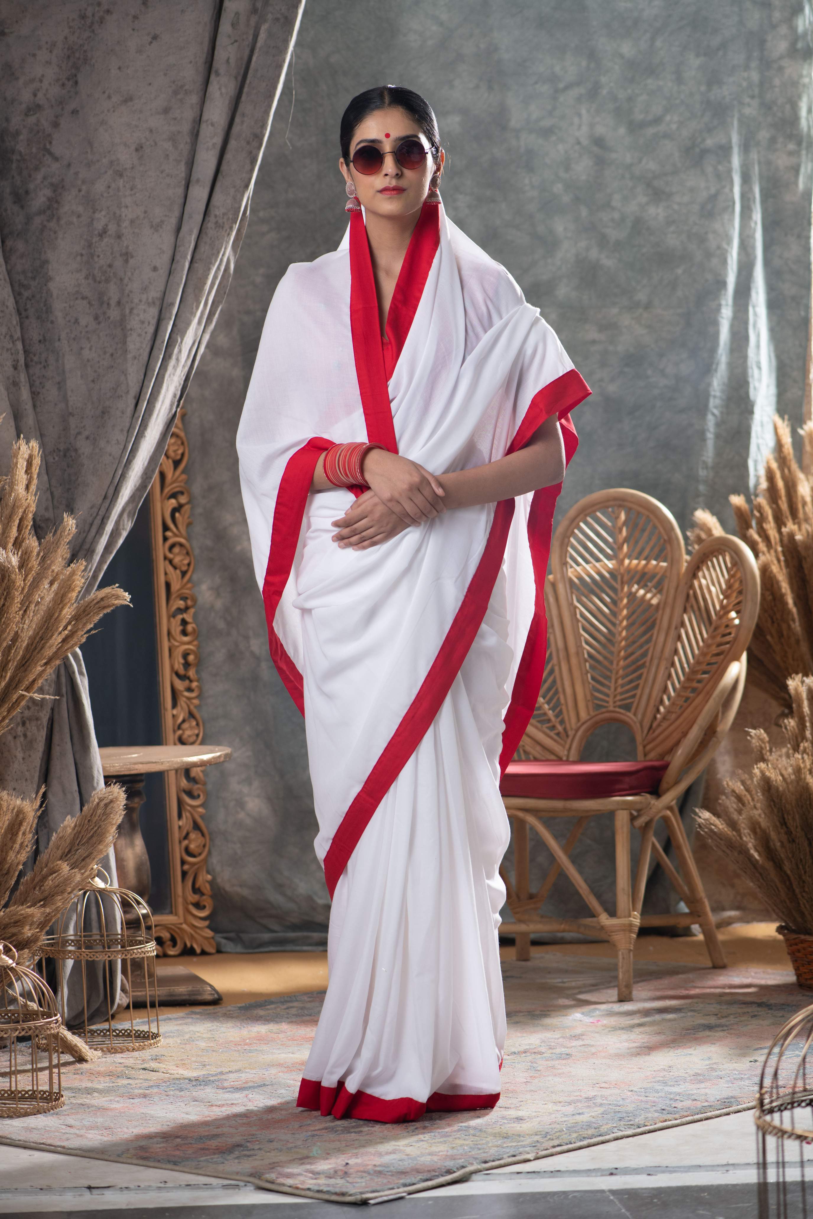 Women's White Red Mul Cotton Saree - Karagiri