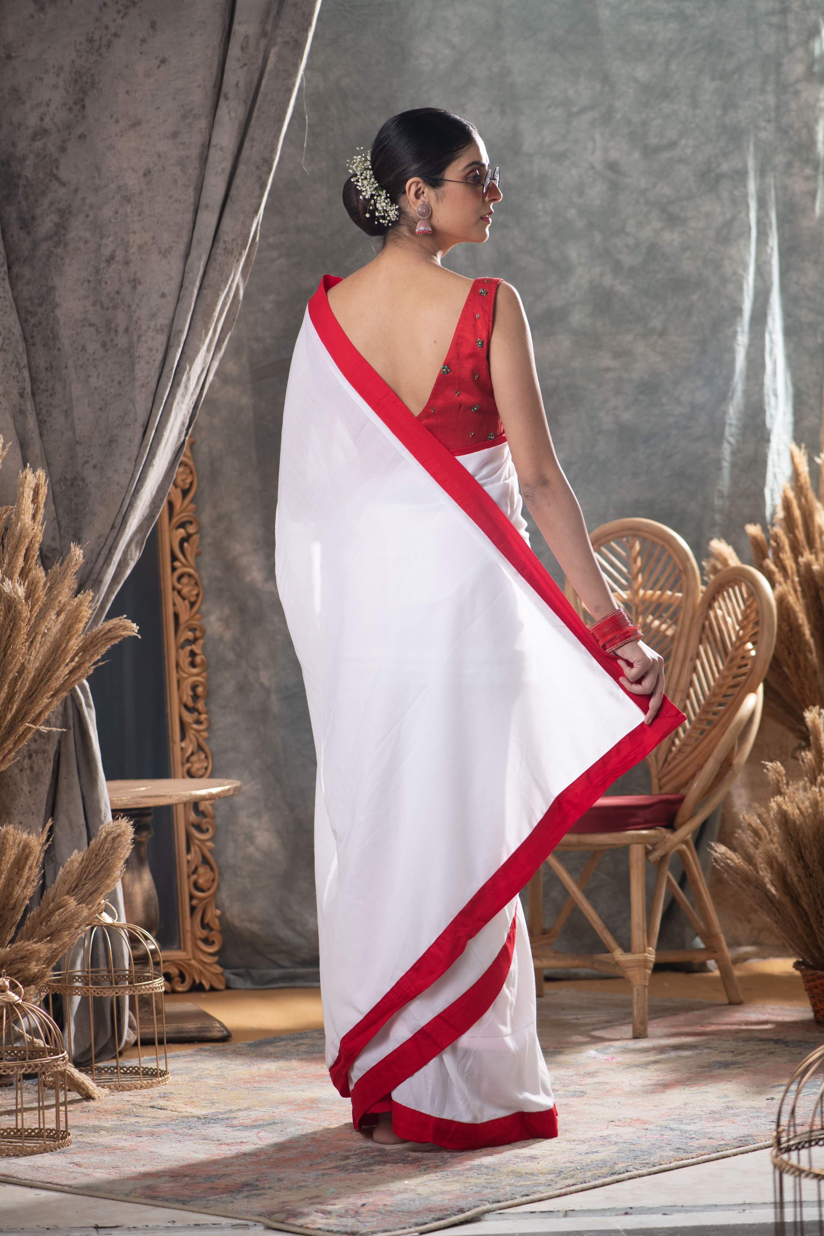 Women's White Red Mul Cotton Saree - Karagiri