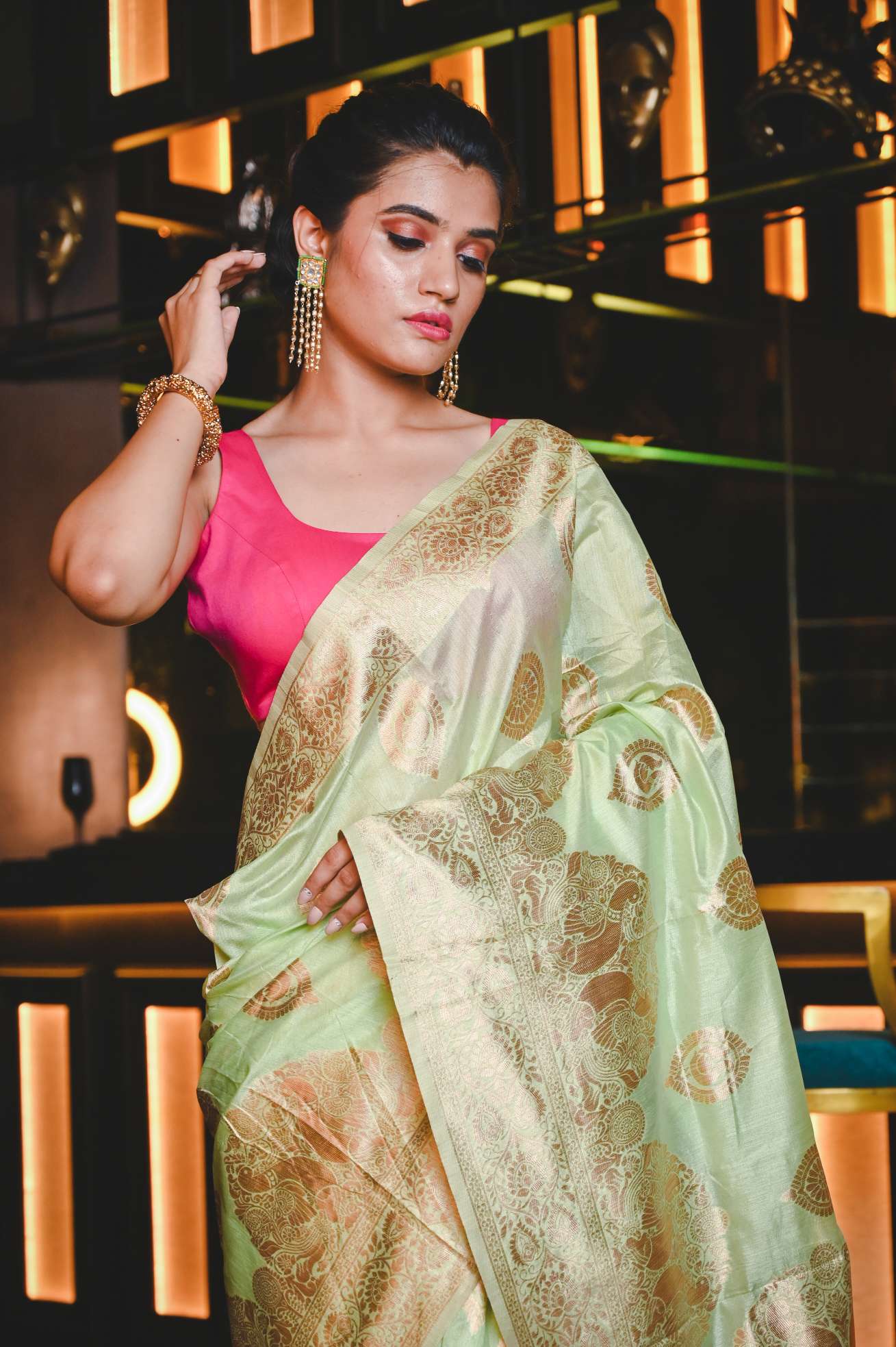 Women's Light Green Maheshwari Silk Saree - Karagiri