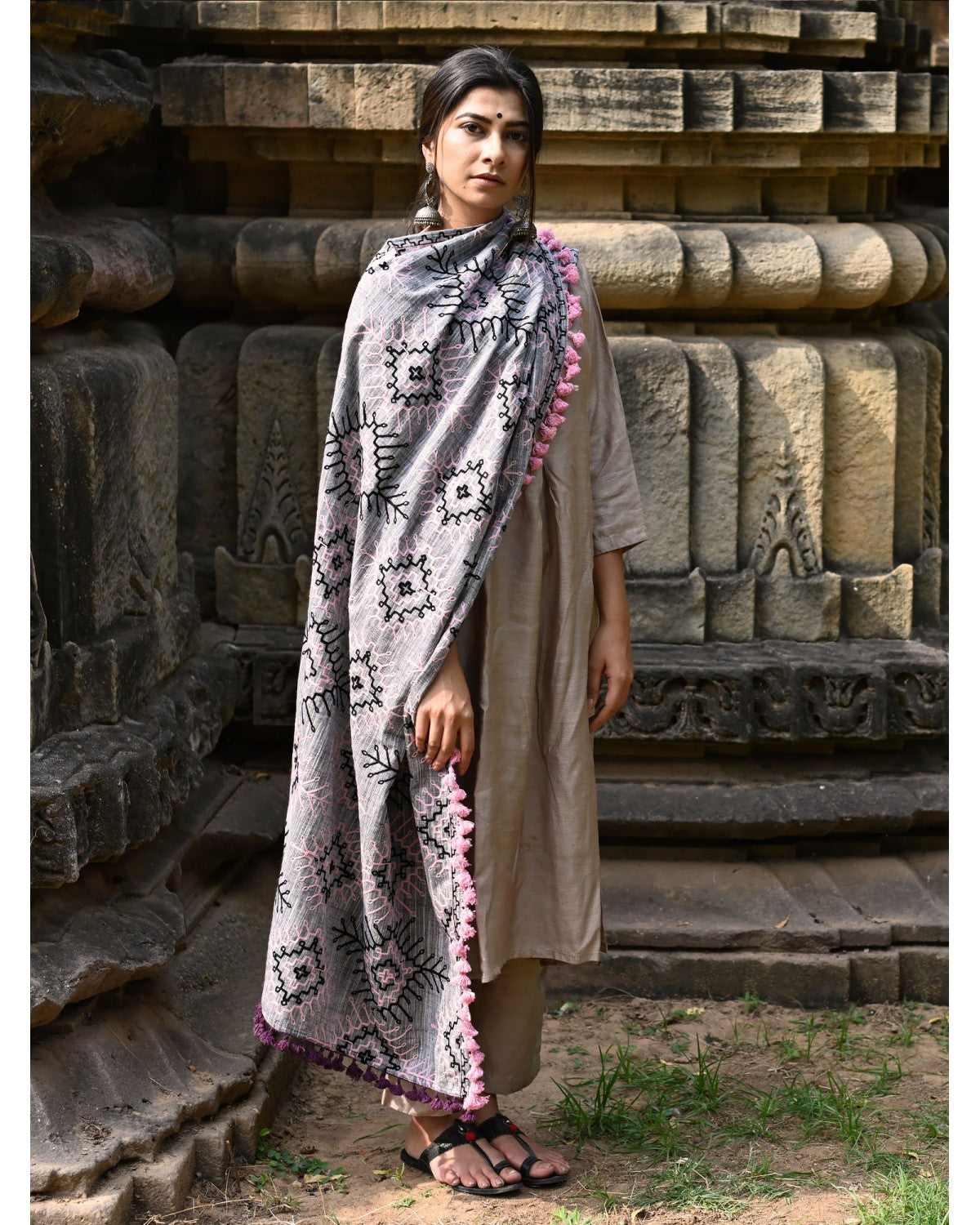 Women's Grey Tribal Aari Embrodiered Slub Khadi Shawl/Dupatta With Baby Pink Cotton Lace - MESMORA FASHION
