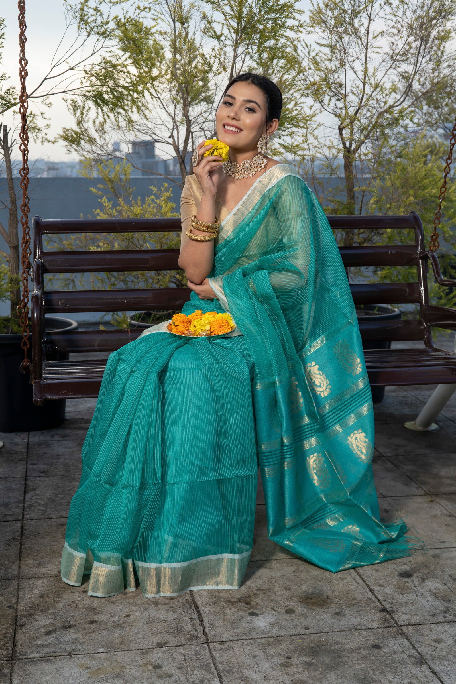 Women's Green Silk Maheshwari Handloom Saree with Golden Butties on Pallu & Zari Border - Maahishmati