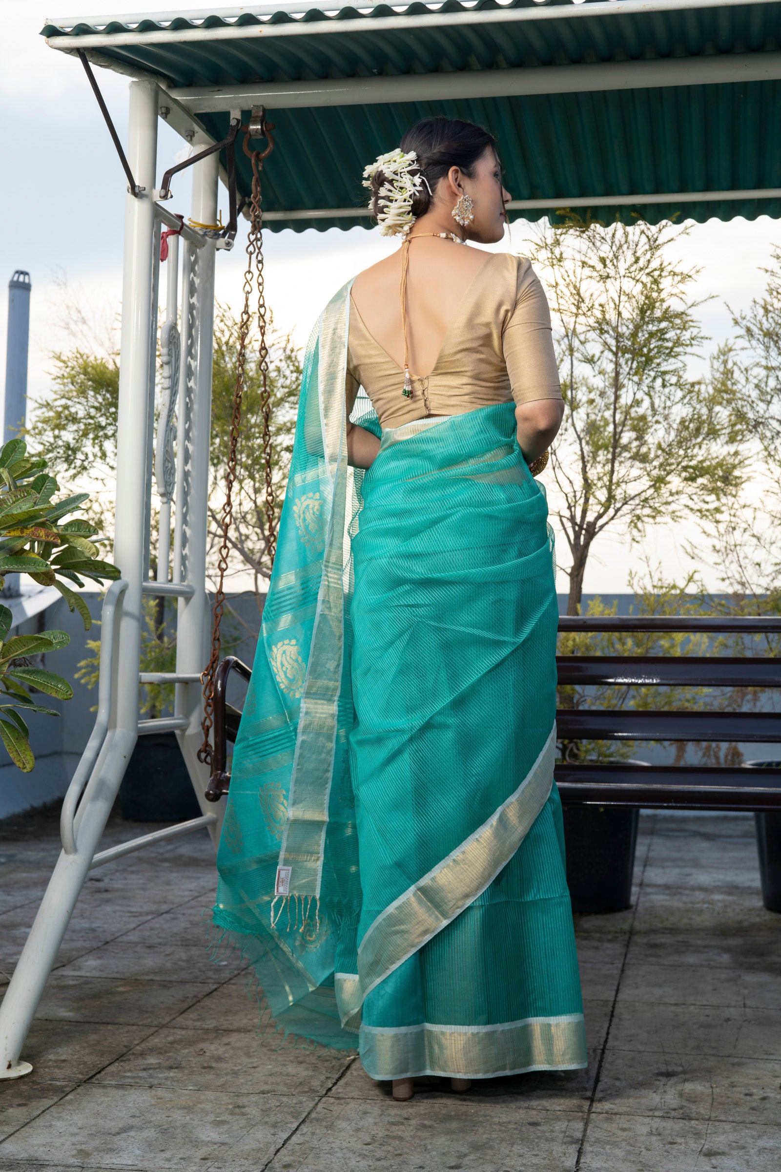 Women's Green Silk Maheshwari Handloom Saree with Golden Butties on Pallu & Zari Border - Maahishmati