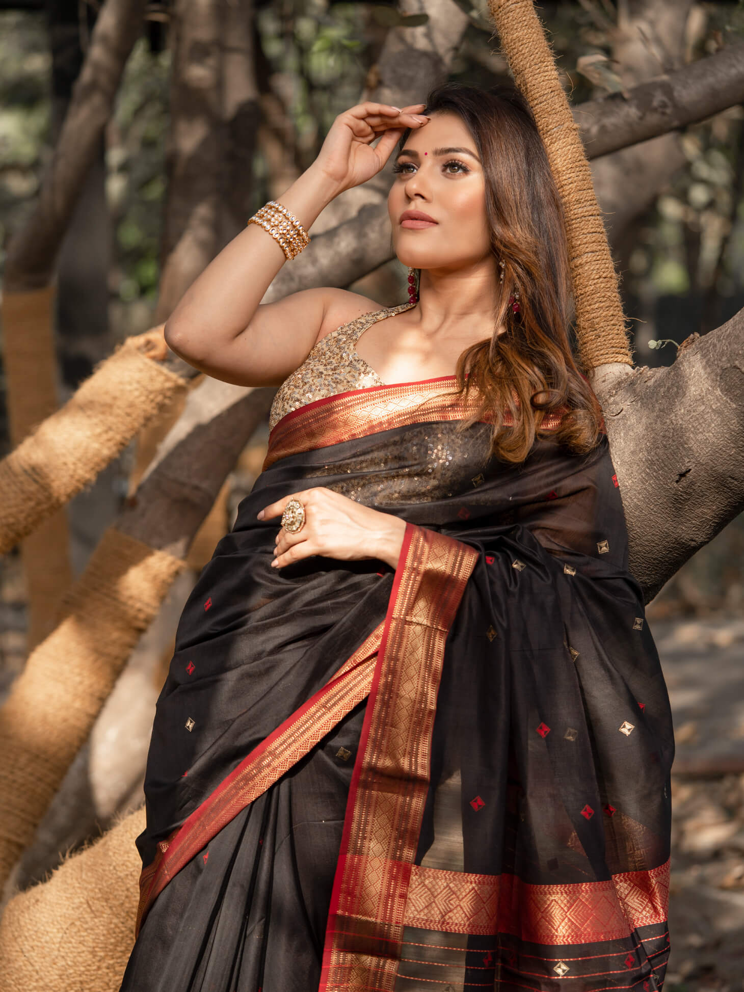 Women's Black, Gold Color Aprajita - Maheshwari Handloom Silk Saree - Maahishmati