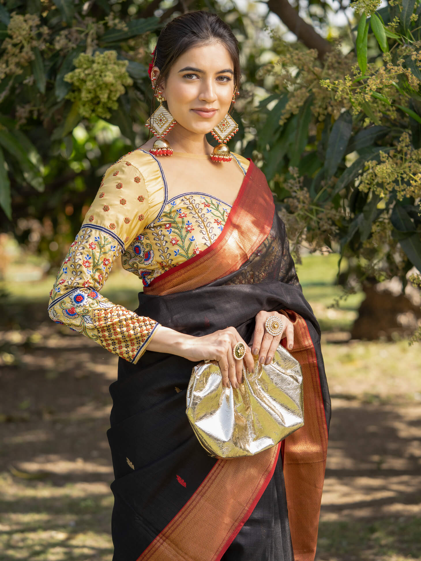 Women's Black, Gold Color Janhvi - Maheshwari Handloom Silk Saree - Maahishmati