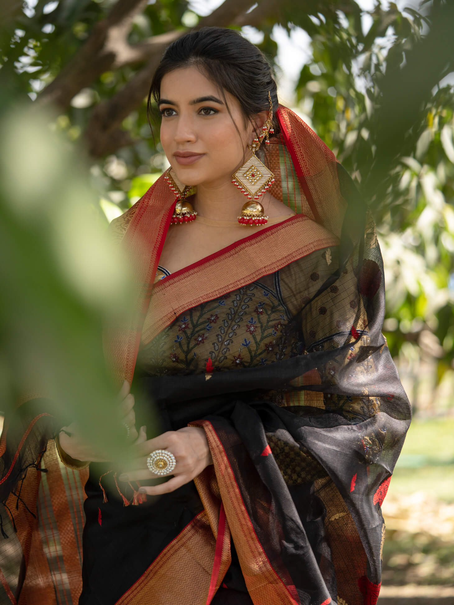 Women's Black, Gold Color Janhvi - Maheshwari Handloom Silk Saree - Maahishmati