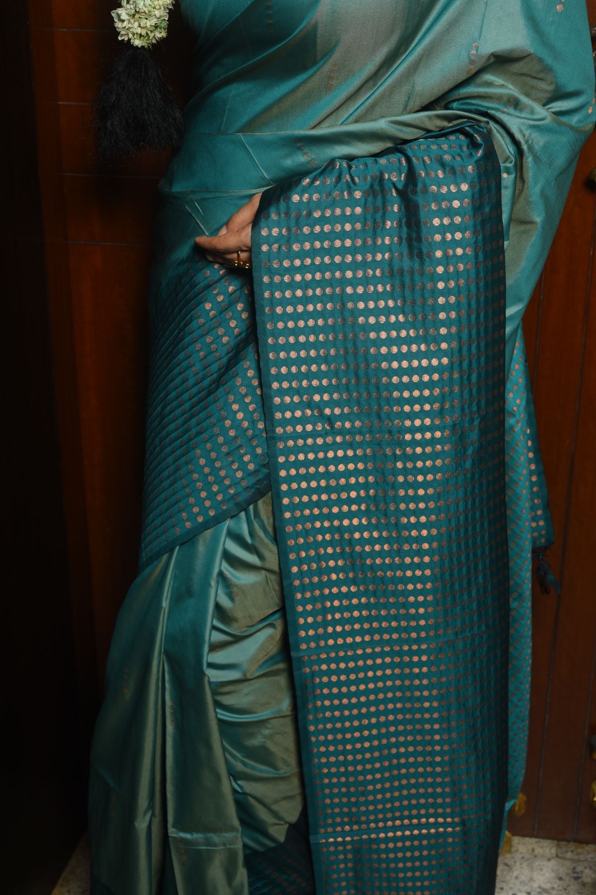 Women's Rama Woven Banarasi Silk Saree with Tassels - Vishnu Weaves