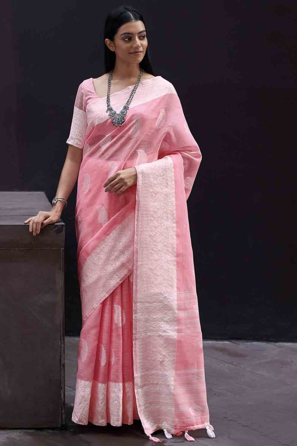 Women's Baby Pink Linen Saree - Karagiri