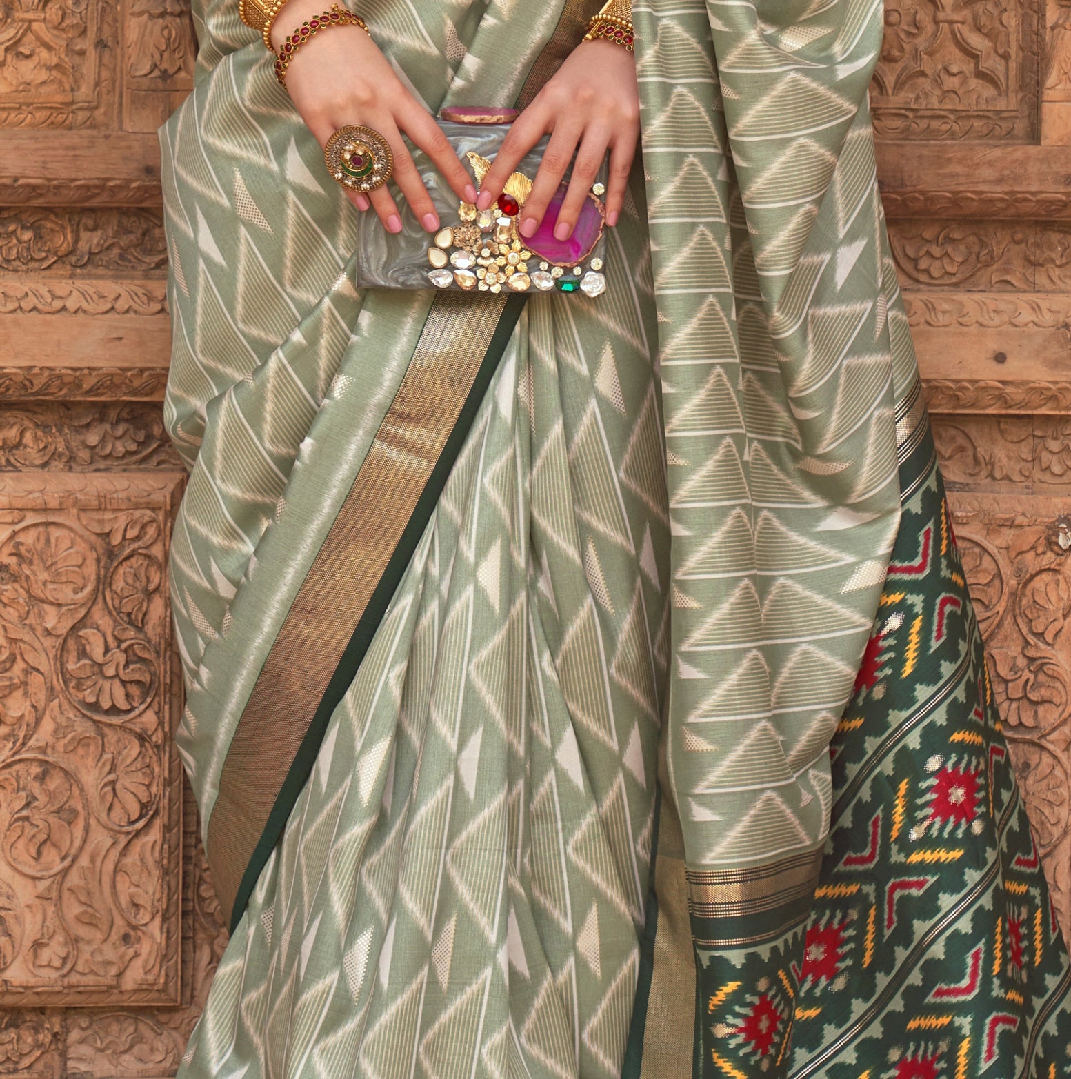 Women's Light Green Silk Geometric Printed Saree With Unstitched Blouse Piece - Navyaa