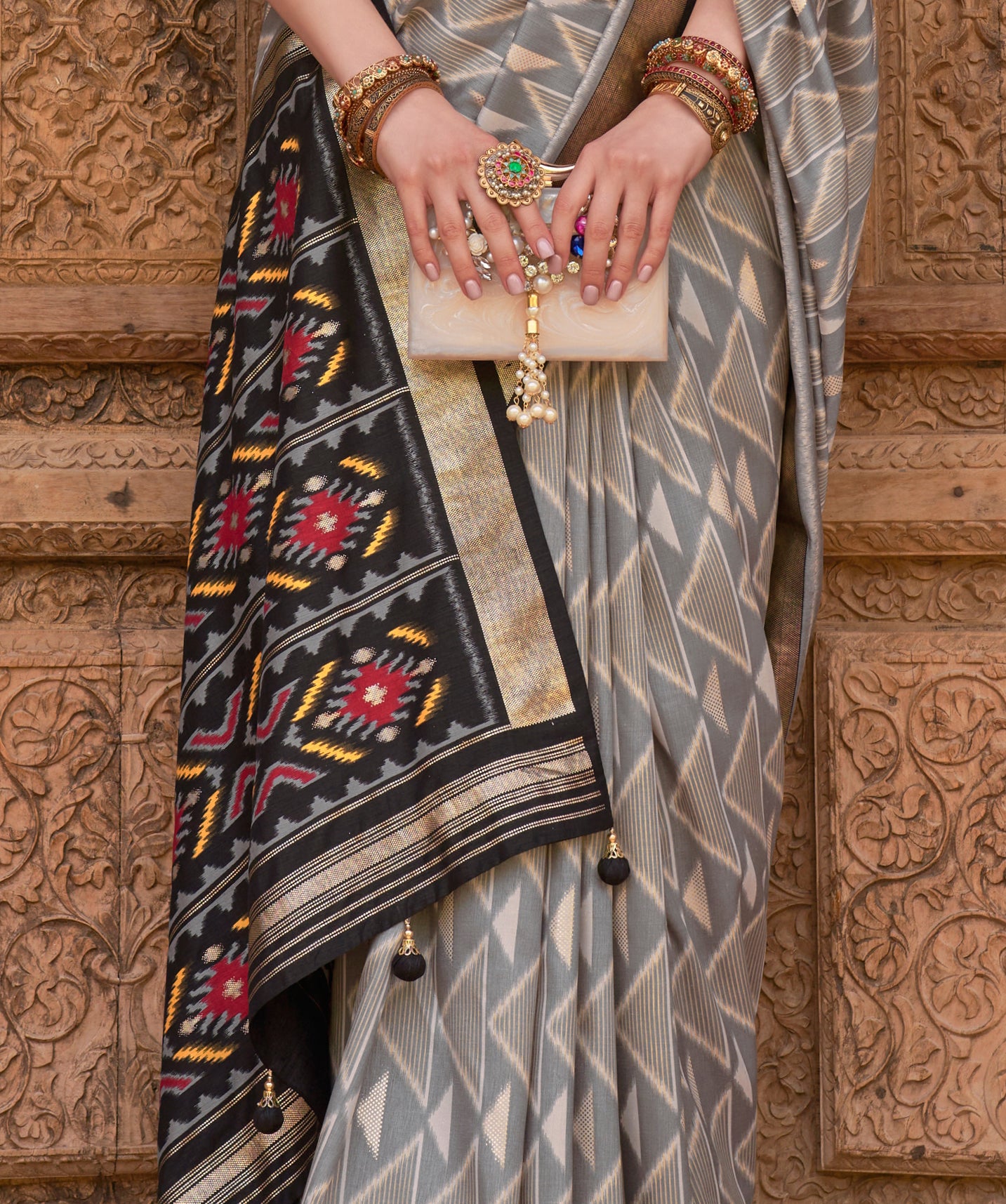 Women's Grey Silk Geometric Printed Saree With Unstitched Blouse Piece - Navyaa