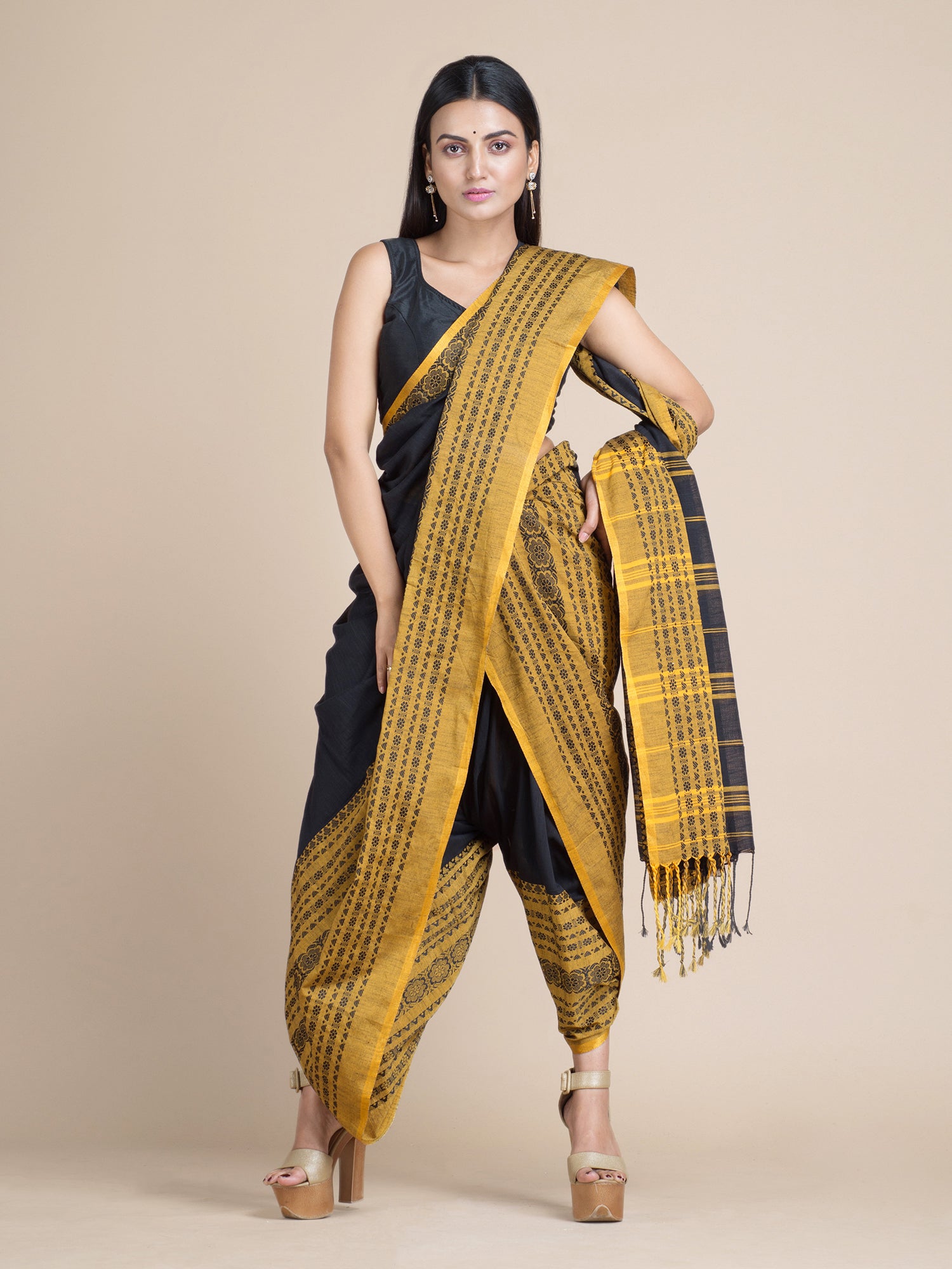 Women's Black Pure Cotton Hand Woven Soft Saree With Unstitched Blouse-Sajasajo