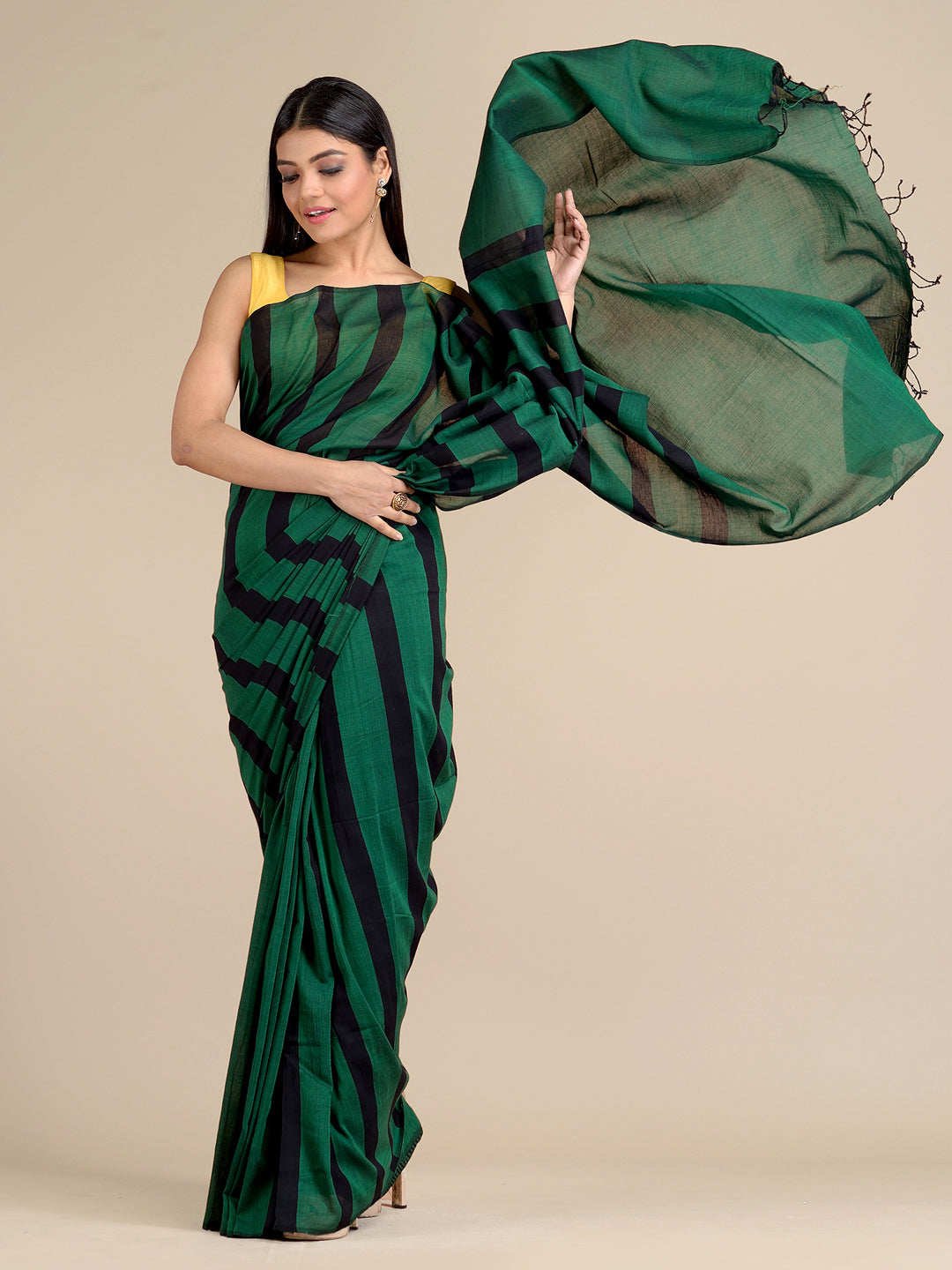 Women's Green And Black Stripe Pure Cotton Hand woven Saree - Sajasajo