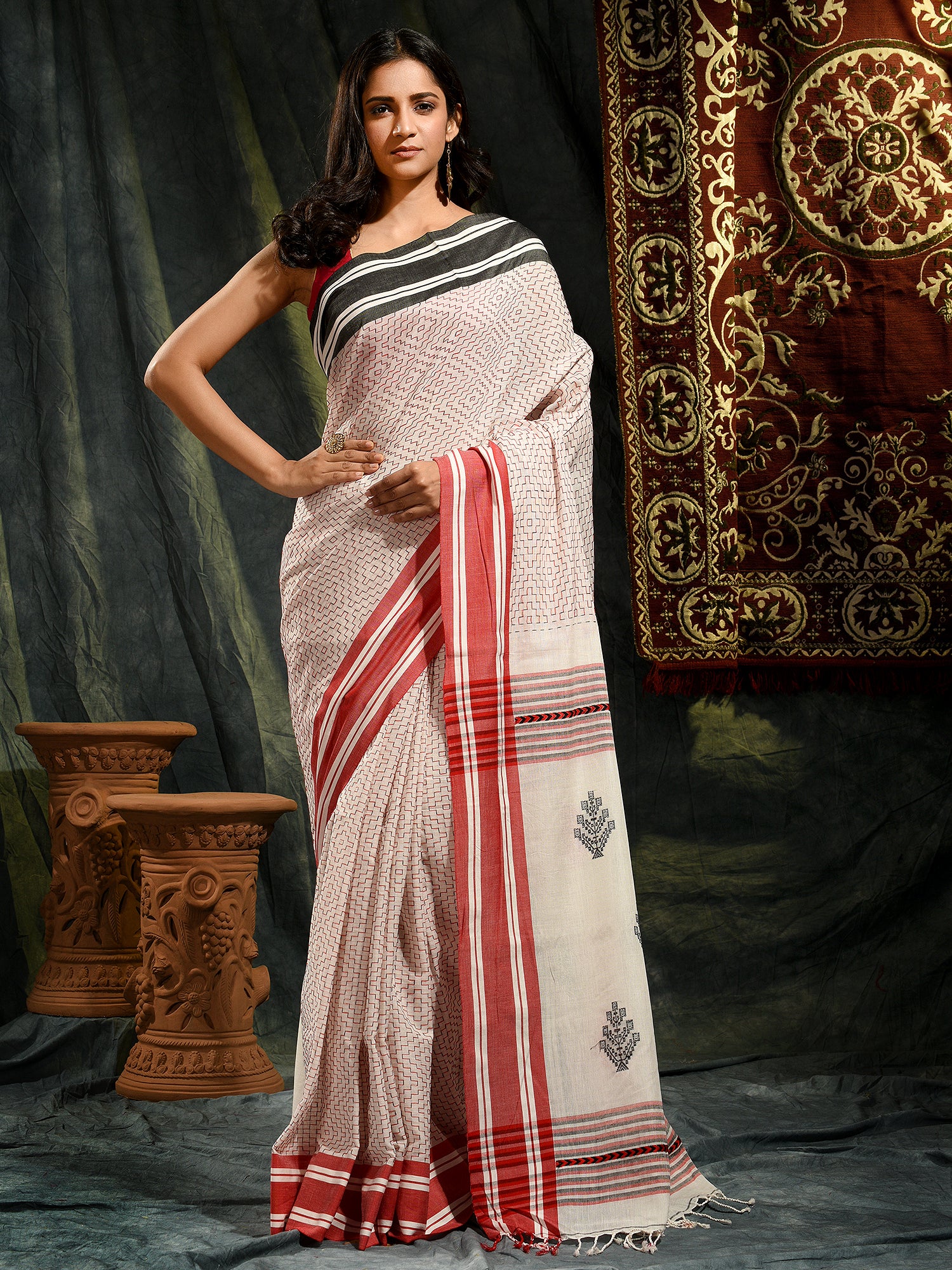 Women's White Pure Cotton Hand Woven Saree With Stitch Work And Unstitched Blouse-Sajasajo