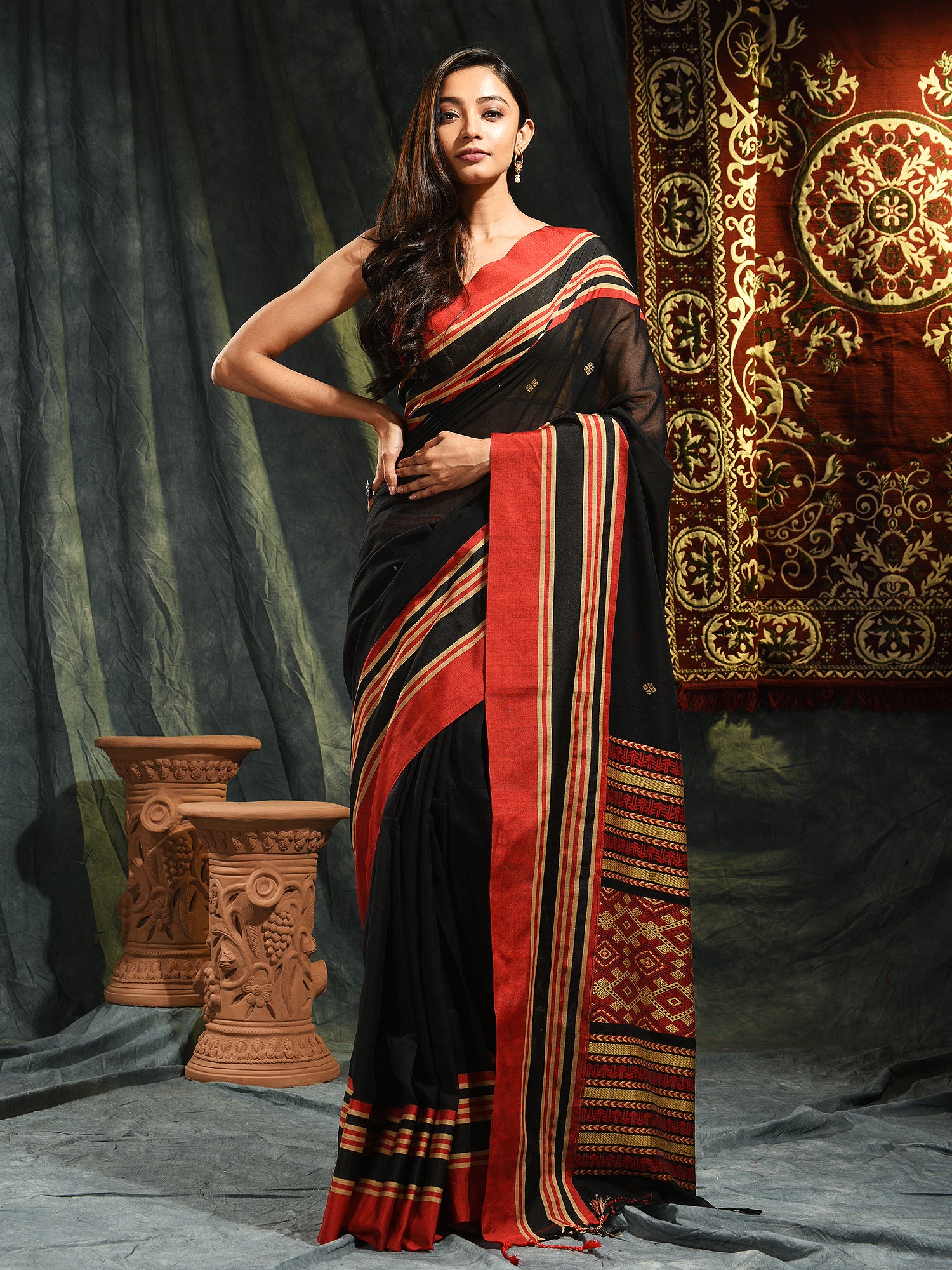 Women's Black Hand Woven Soft Cotton Saree With Red Border And Unstitched Blouse-Sajasajo