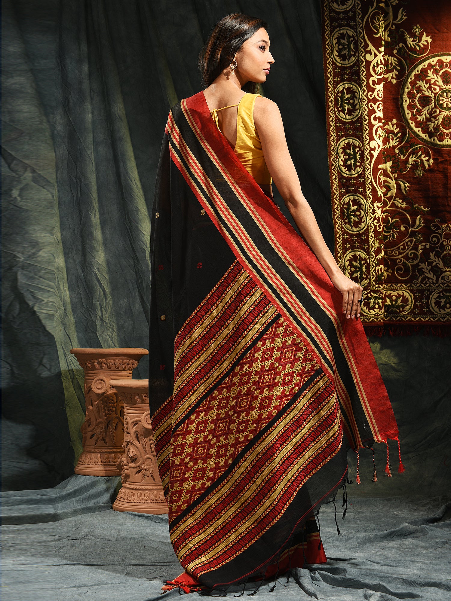 Women's Black Hand Woven Soft Cotton Saree With Red Border And Unstitched Blouse-Sajasajo
