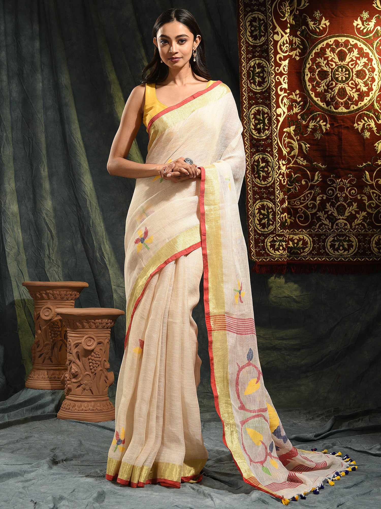 Women's Cream Hand Woven Linen Saree With Jamdani Work In Pallu And Unstitched Blouse-Sajasajo