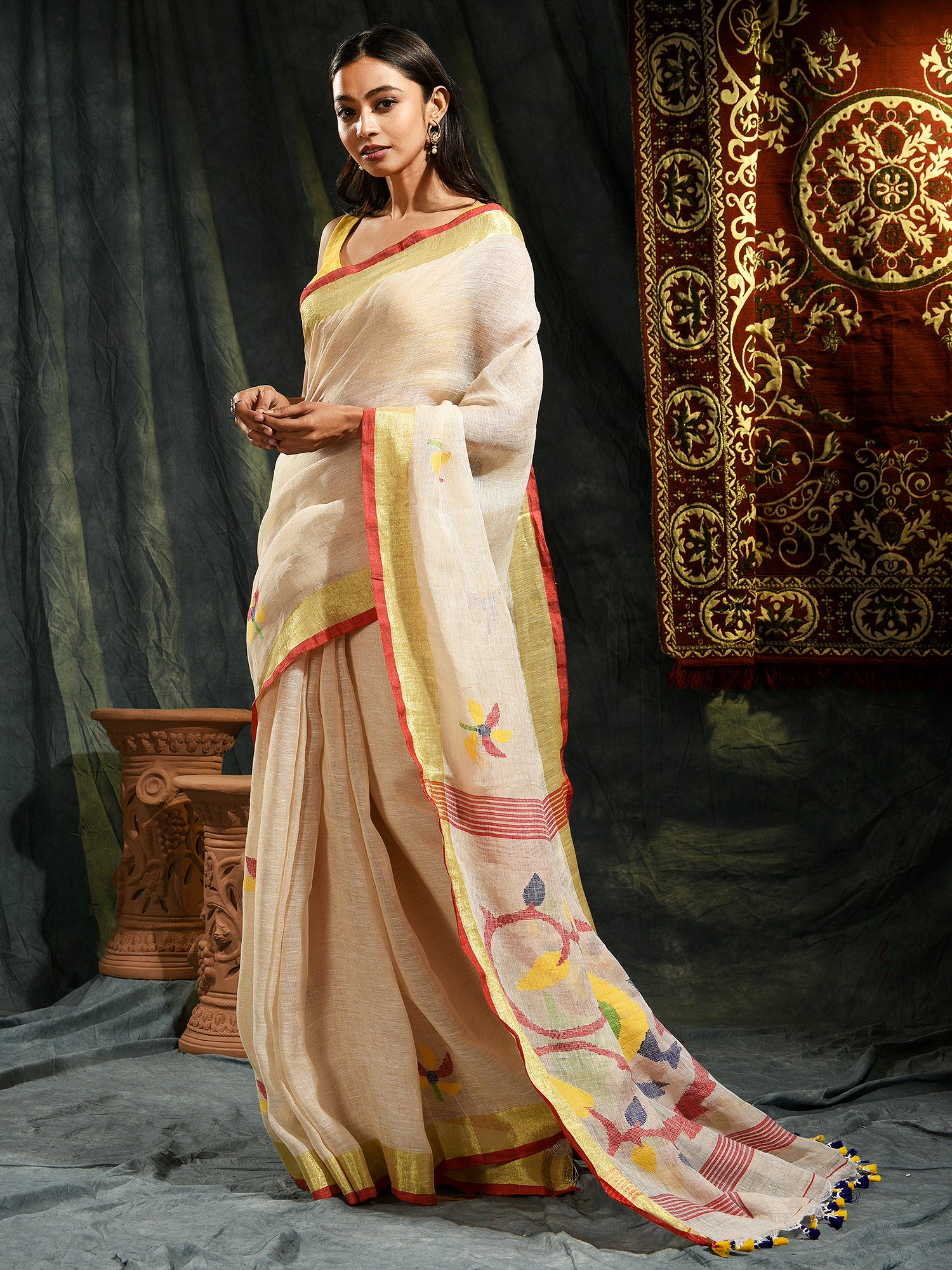 Women's Cream Hand Woven Linen Saree With Jamdani Work In Pallu And Unstitched Blouse-Sajasajo