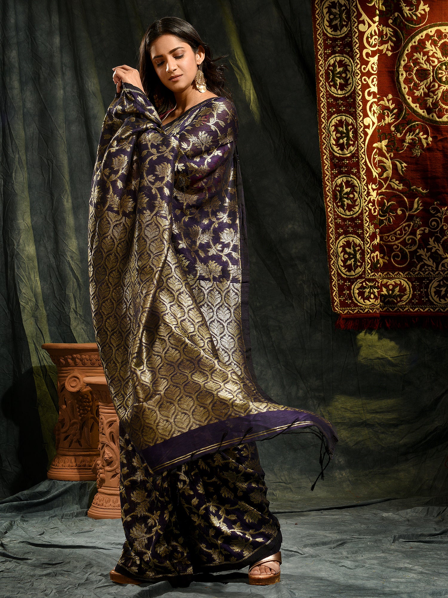 Women's Blue pure linen hand woven saree with zari - Sajasajo
