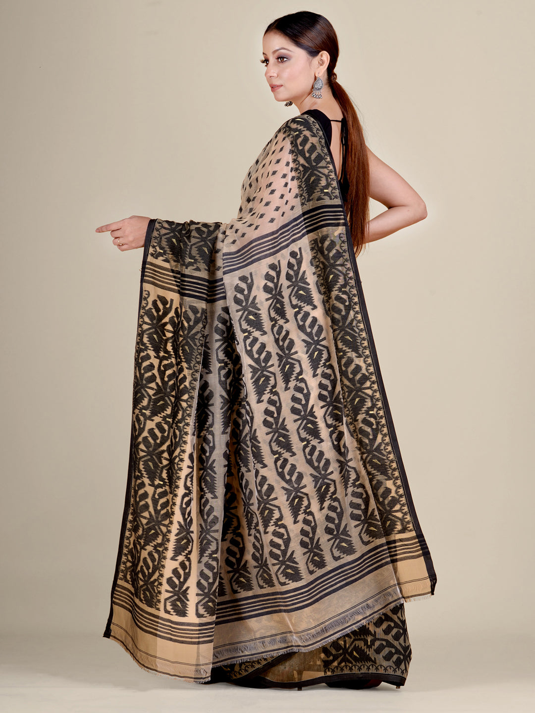 Women's Beige And Black Silk Cotton Hand Woven Soft Jamdani Saree Without Blouse-Sajasajo