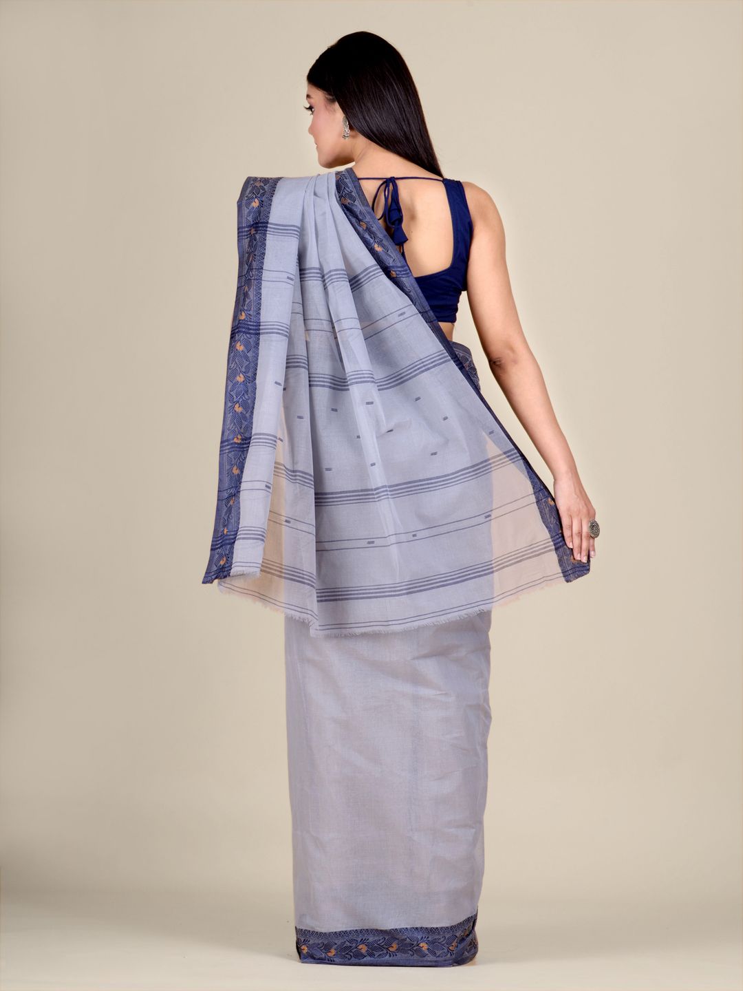 Women's Grey Cotton Hand Woven Tant Saree With Blue Border Without Blouse-Sajasajo