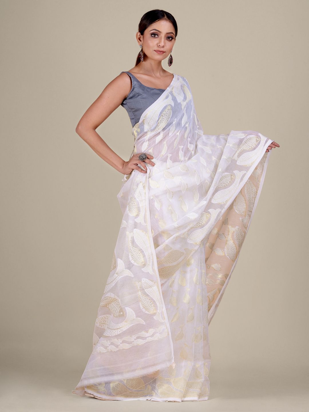 Women's White And Golden Silk Cotton Handwoven Soft Jamdani Saree Without Blouse-Sajasajo