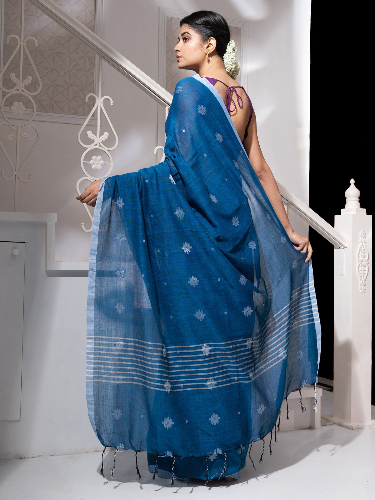 Women's Sapphire Blue Cotton Handloom Saree With White Flower Butta - In Weave Sarees